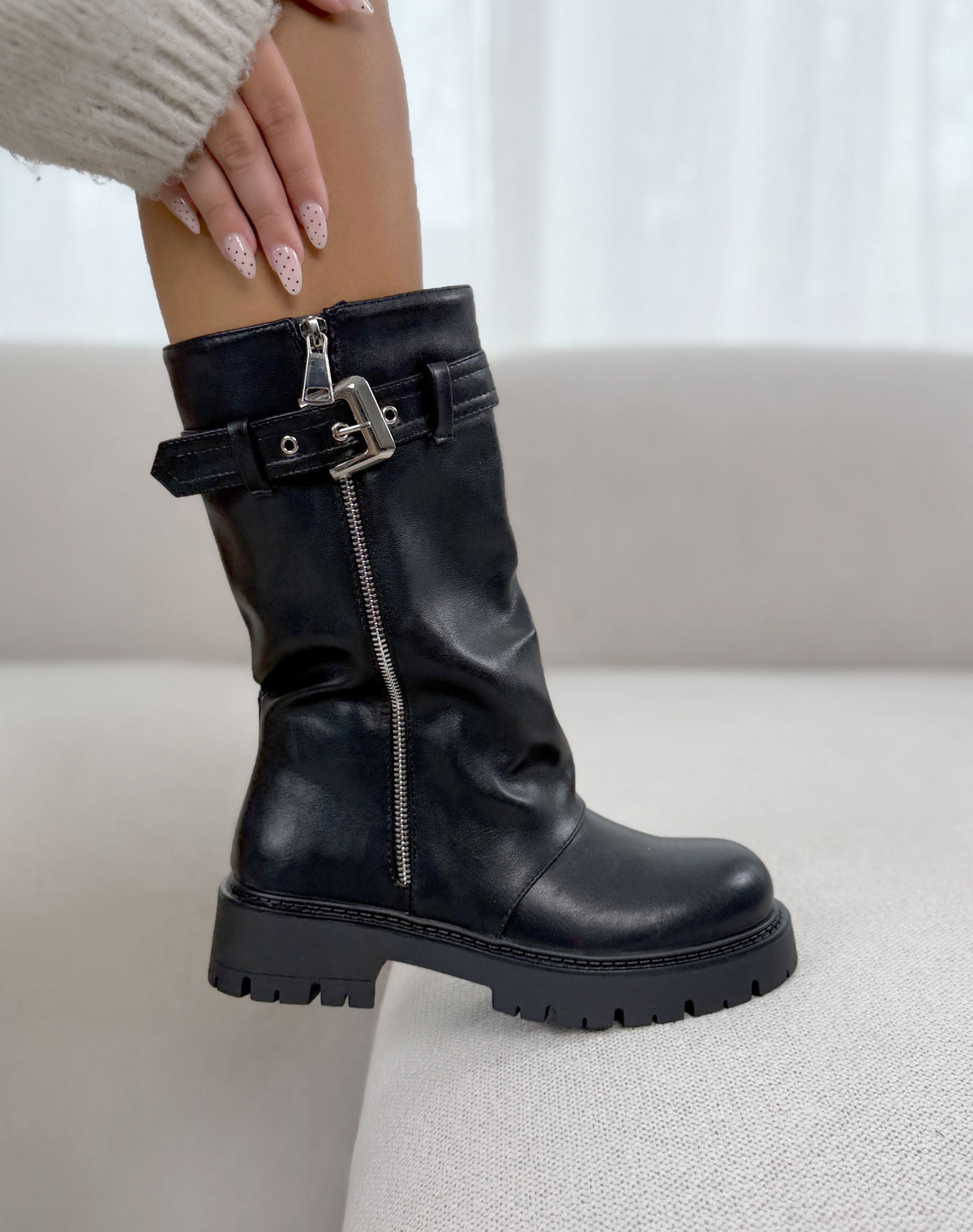 Bottines femme noires tendance à semelle crantée avec zip et boucle argentés