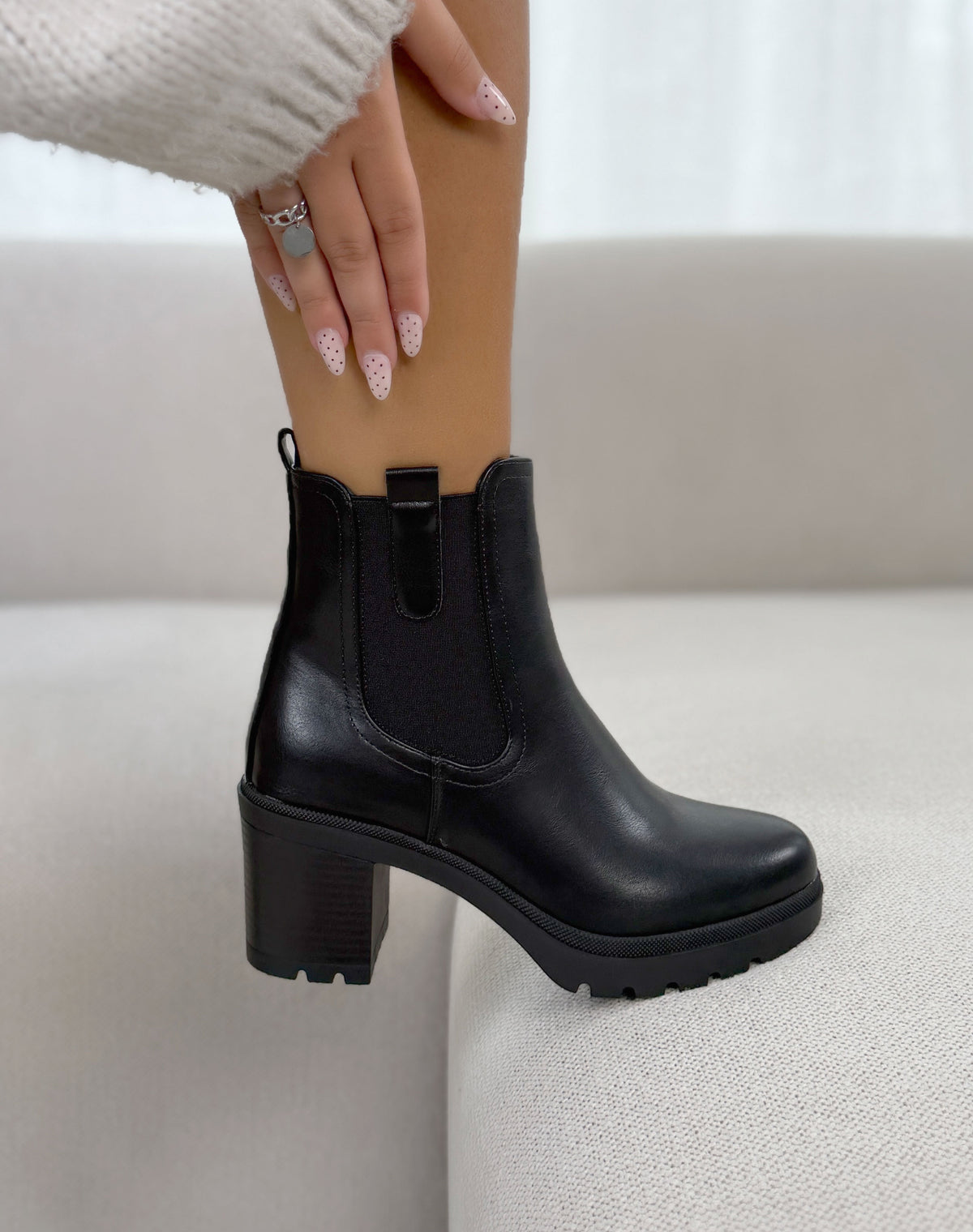 Bottines femme noires tendance style Chelsea à talon épais cranté