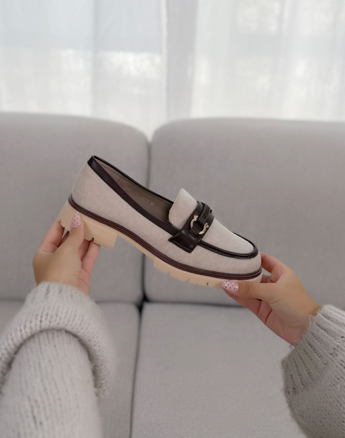 Mocassins femme beige tendance en tissu tissé avec détails marron et dorés