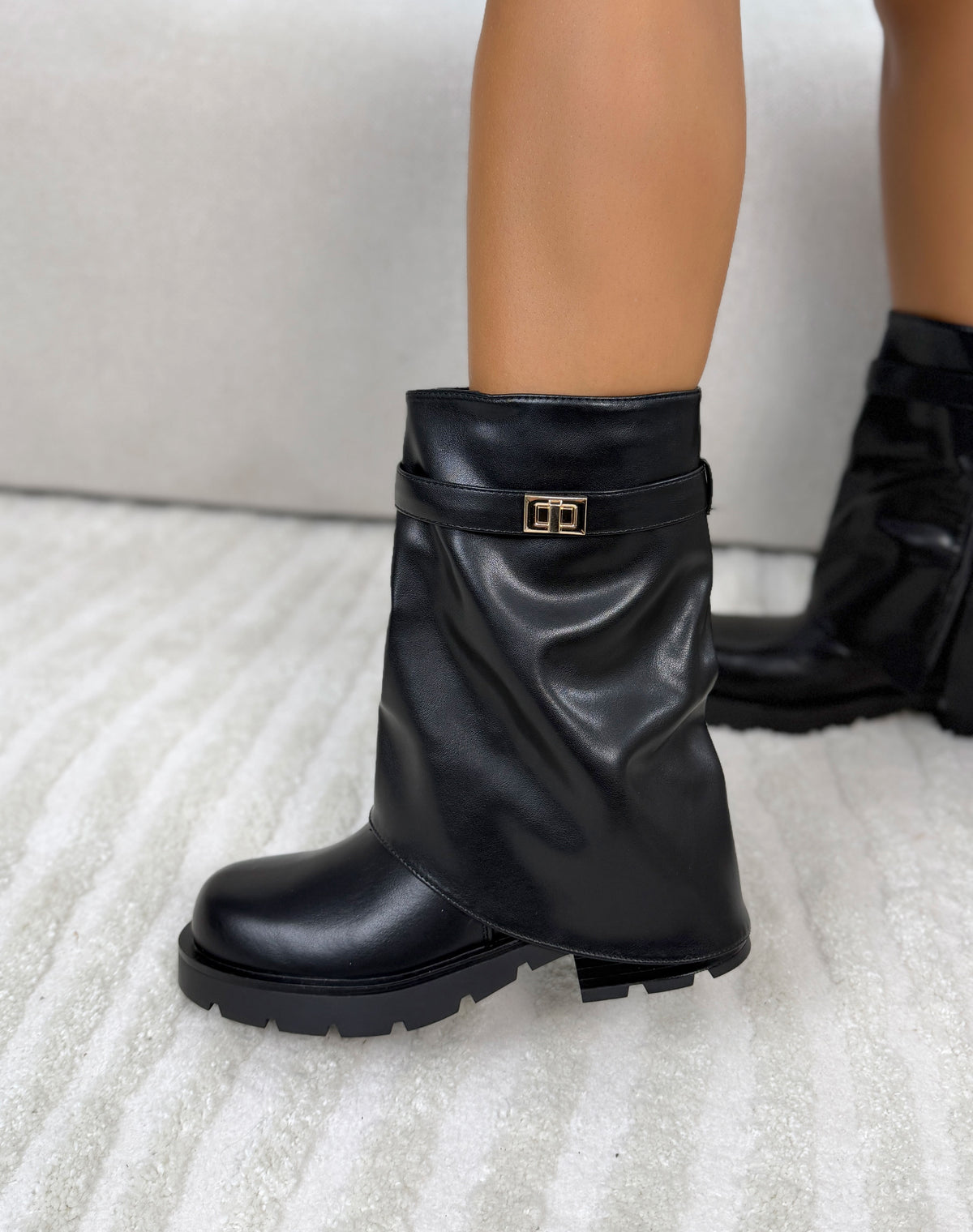 Bottines femme noires tendance à revers avec bijou doré et semelle crantée