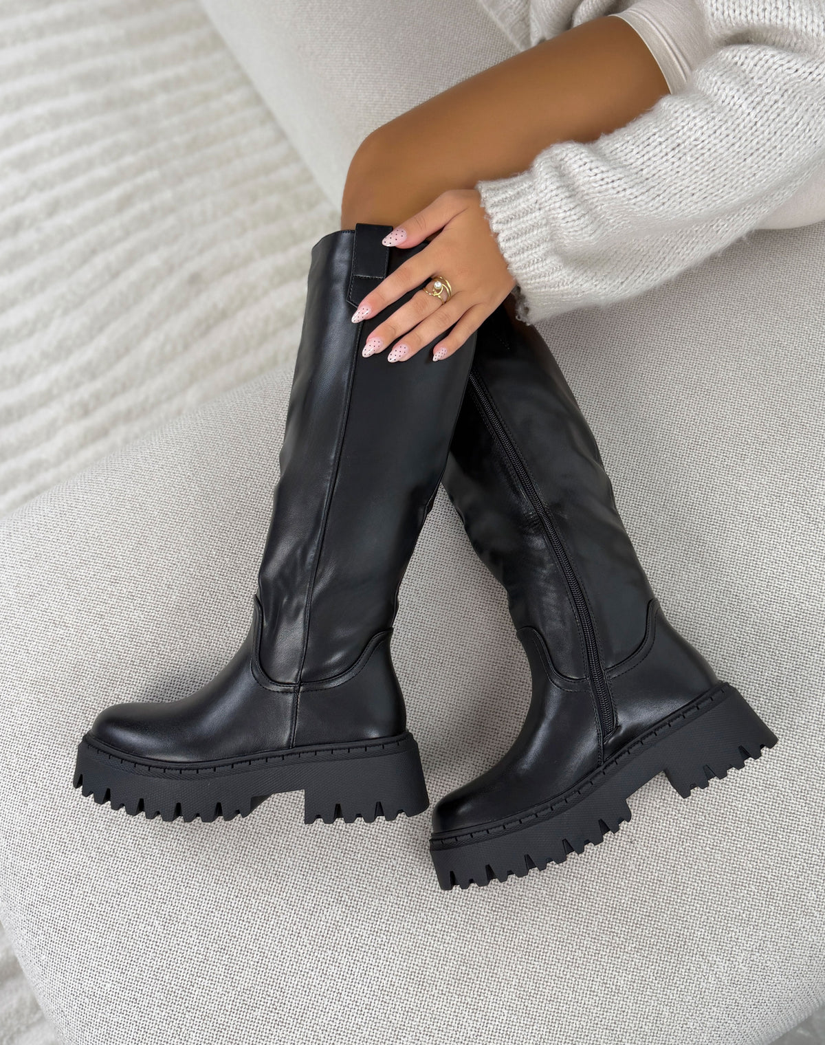 Bottes femme noires tendance à semelle épaisse et talon cranté
