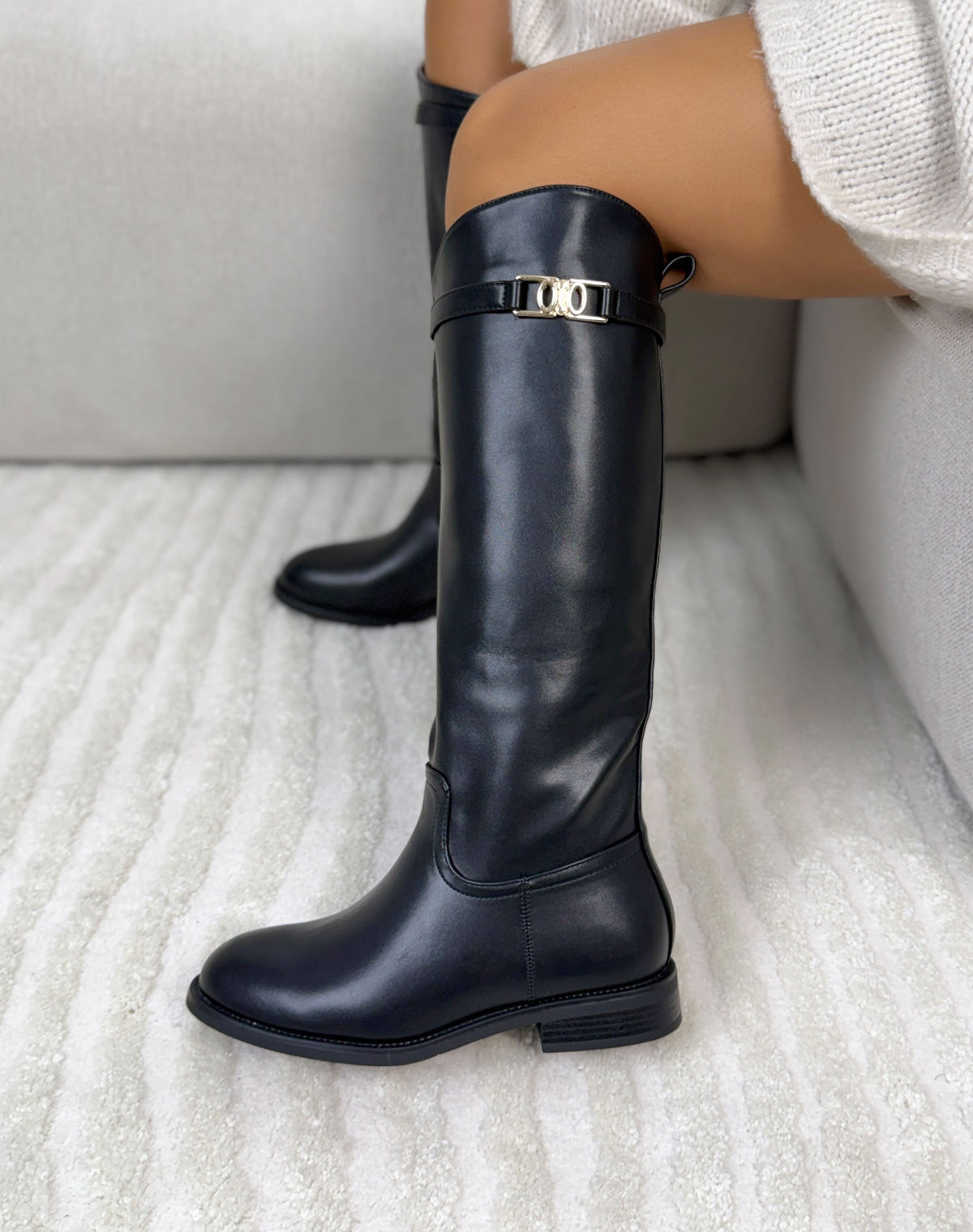 Bottes femme noires élégantes à petit talon avec lanière et bijou doré