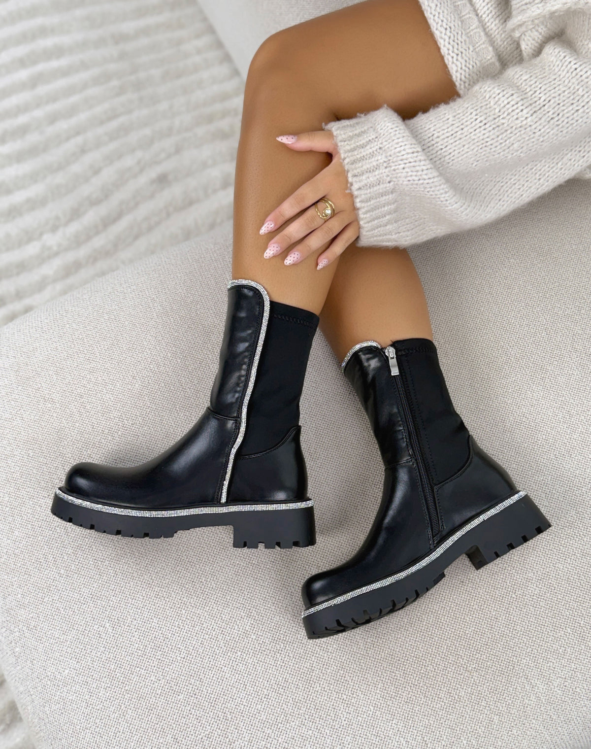 Bottines femme noires tendance à élastique avec strass et semelle crantée