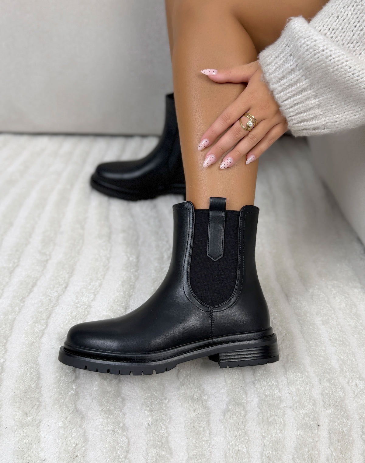 Bottines femme noires tendance style Chelsea à semelle crantée et petit talon