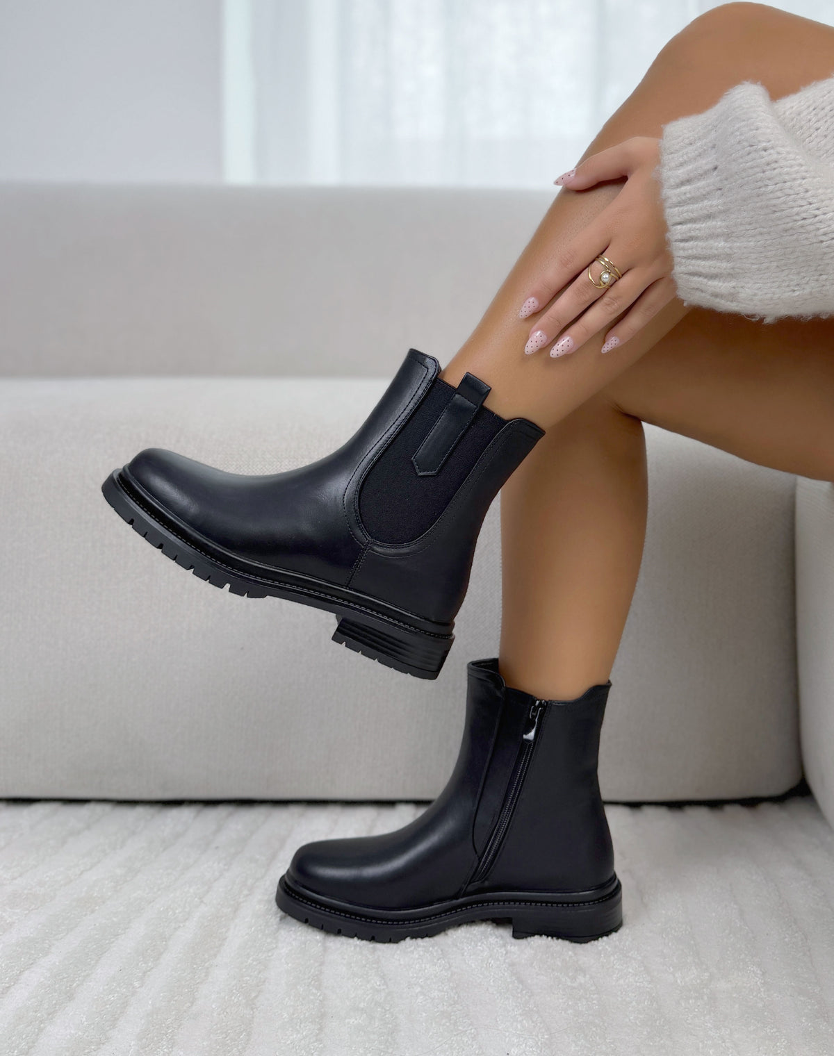 Bottines femme noires tendance style Chelsea à semelle crantée et petit talon