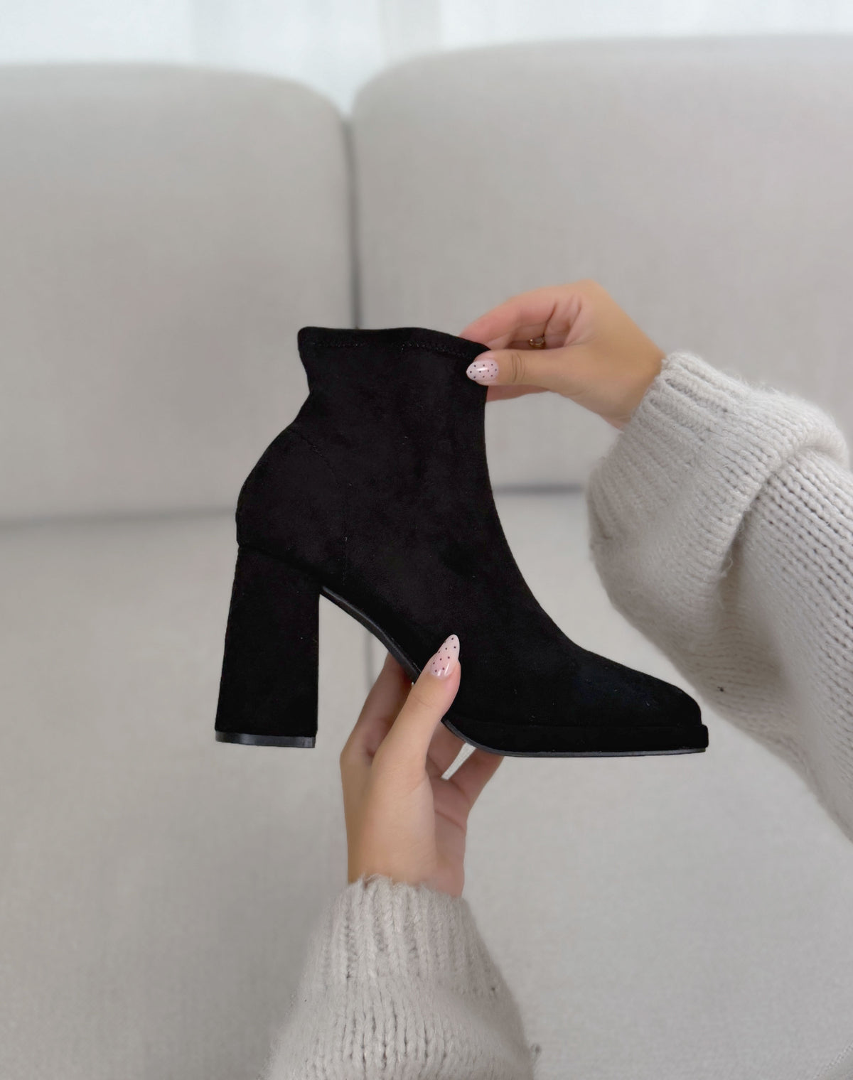 Bottines femme noires élégantes en suédine effet chaussette à talon haut épais