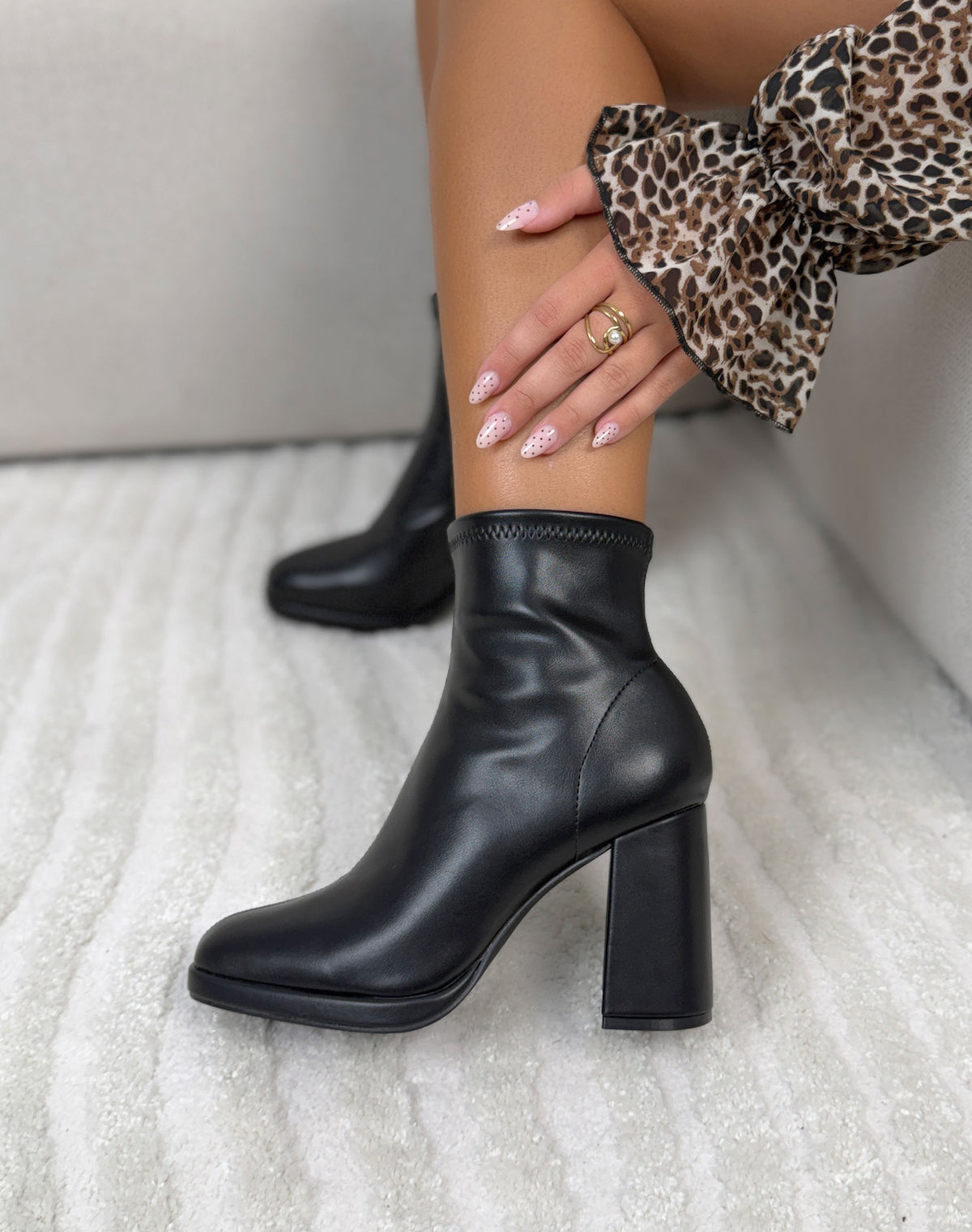 Bottines femme noires élégantes effet chaussette à talon haut épais