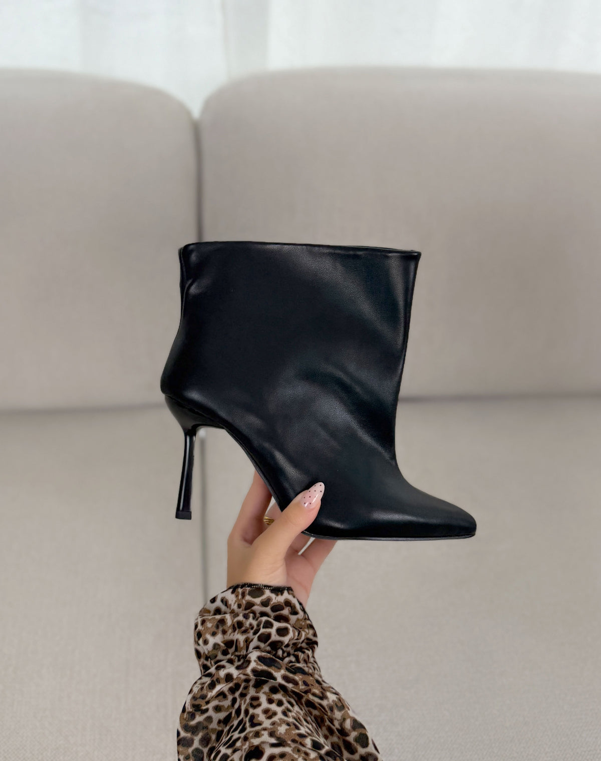 Bottines femme noires élégantes à bout pointu et talon aiguille