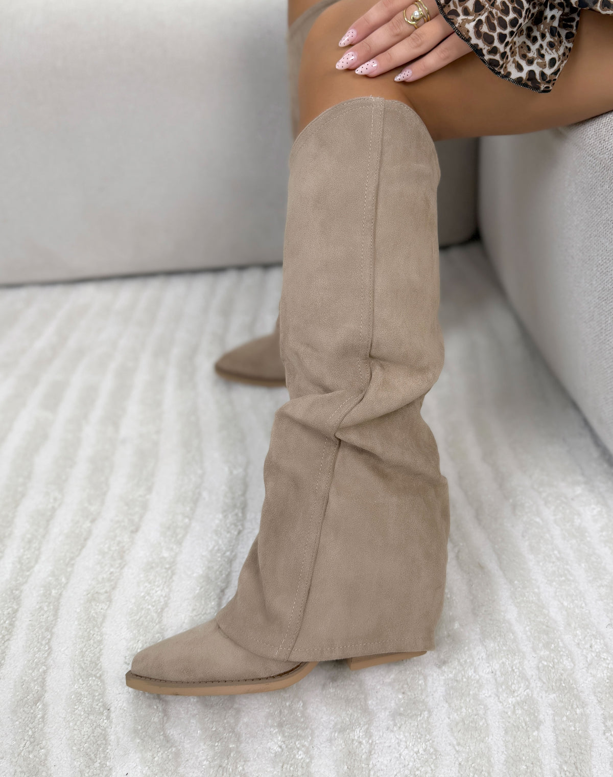 Bottes femme beige tendance en suédine à revers et talon épais biseauté