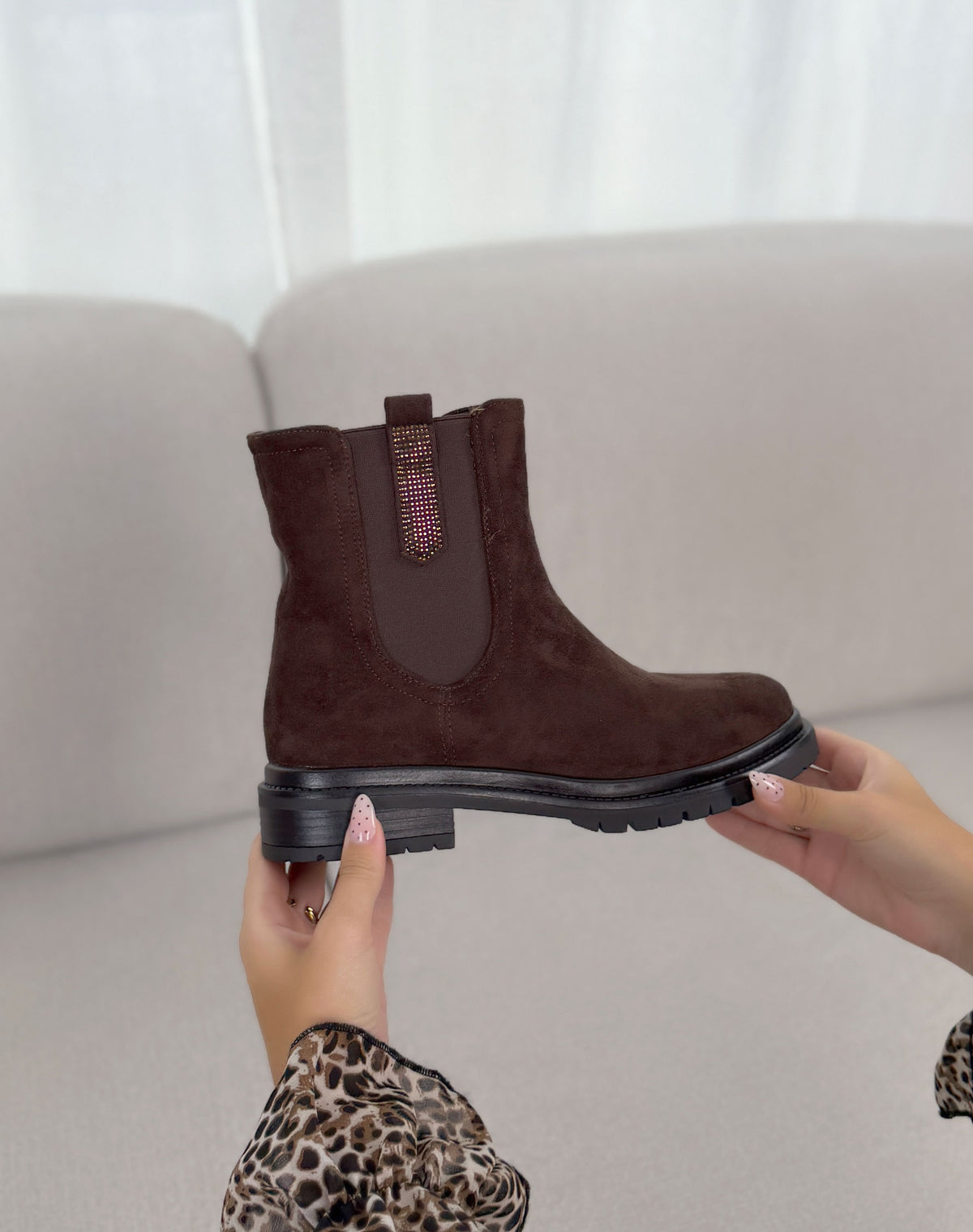 Bottines femme marron tendance style Chelsea en suédine à détail pailleté