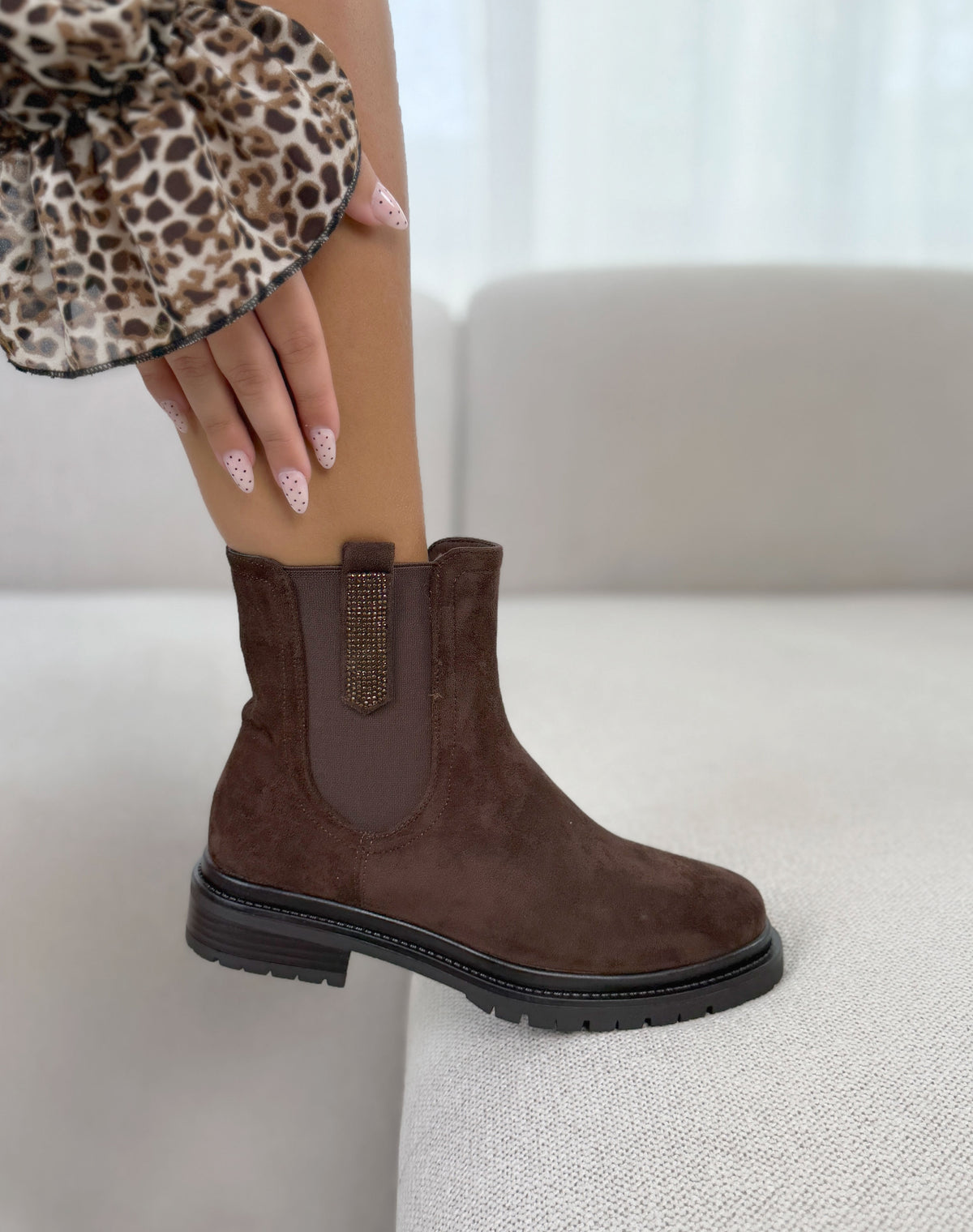Bottines femme marron tendance style Chelsea en suédine à détail pailleté
