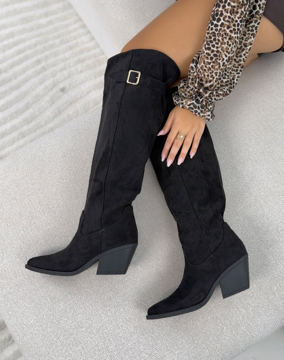 Bottes femme noires tendance en suédine à boucle dorée et talon biseauté