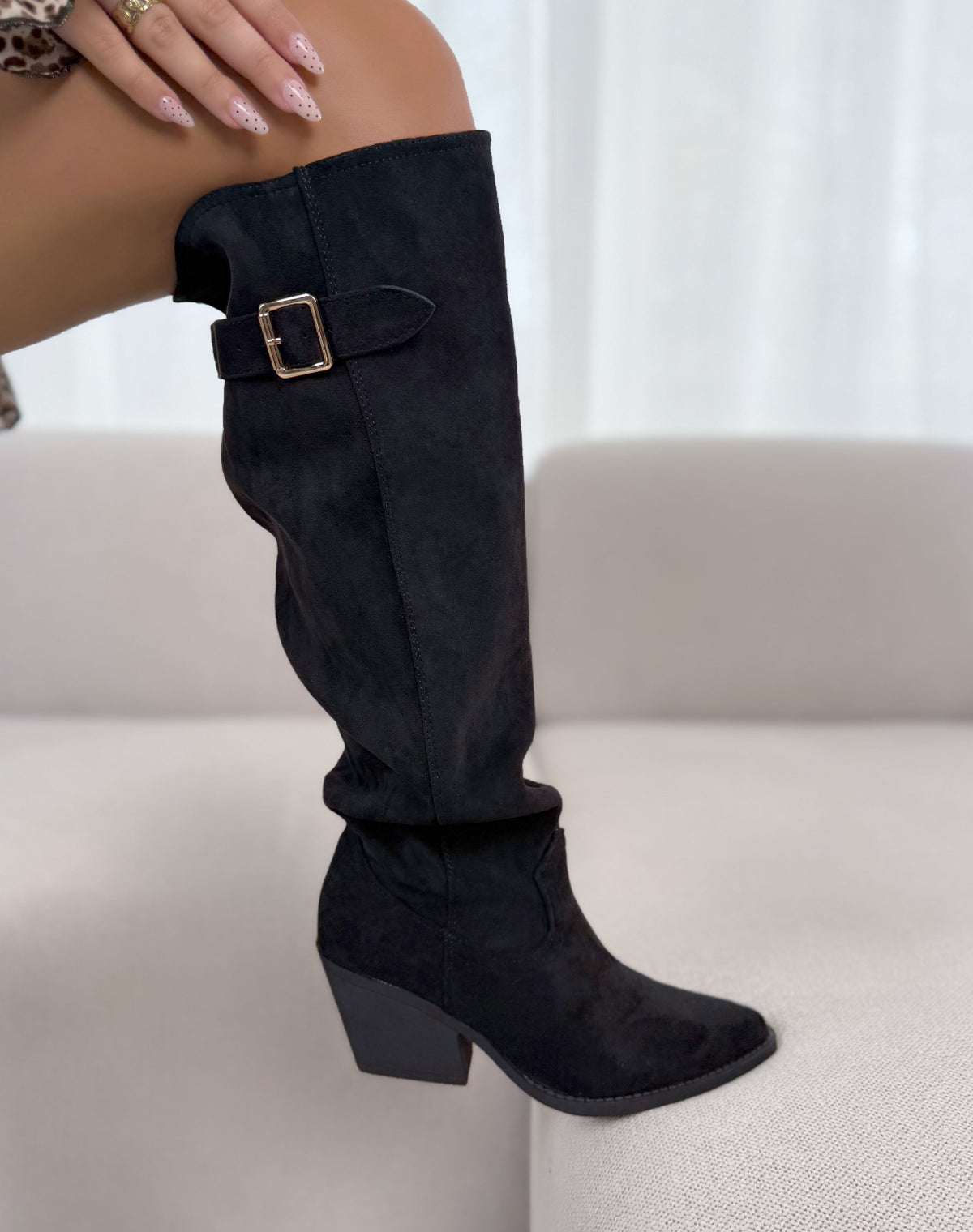 Bottes femme noires tendance en suédine à boucle dorée et talon biseauté