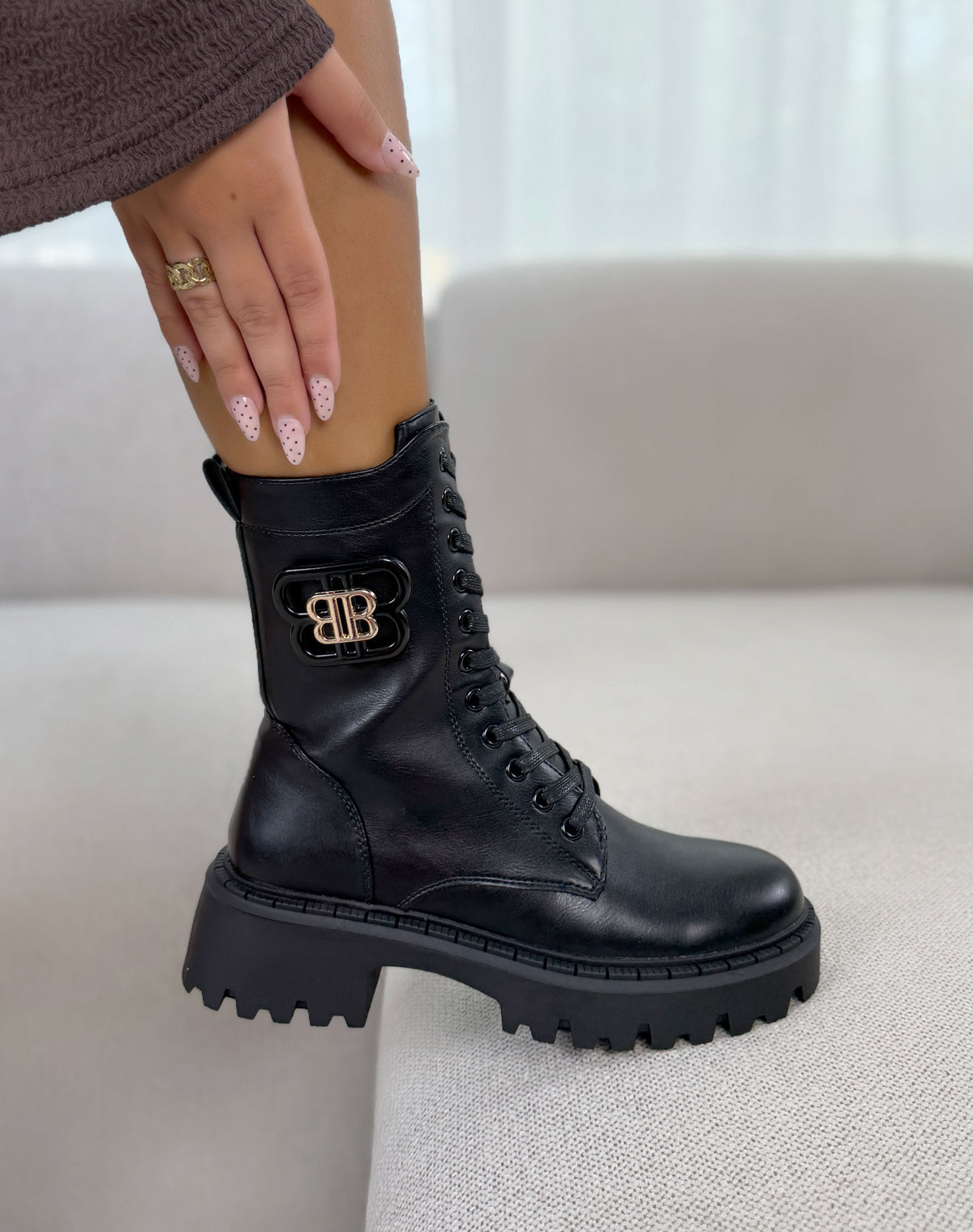 Bottines femme noires tendance à lacets avec bijou doré et semelle crantée