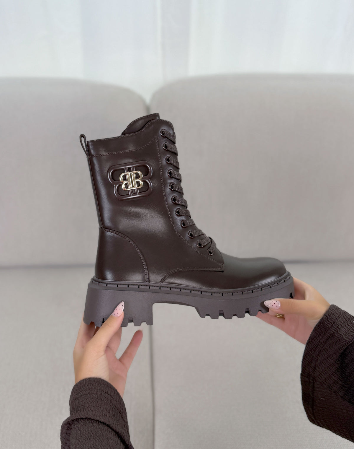 Bottines femme marron tendance à lacets avec bijou doré et semelle crantée