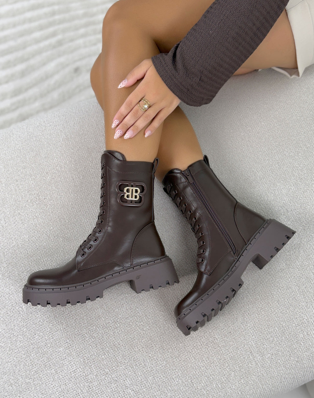 Bottines femme marron tendance à lacets avec bijou doré et semelle crantée