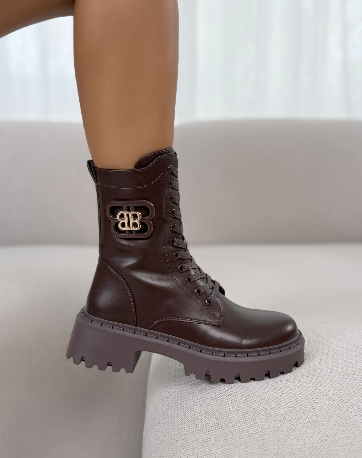 Bottines femme marron tendance à lacets avec bijou doré et semelle crantée