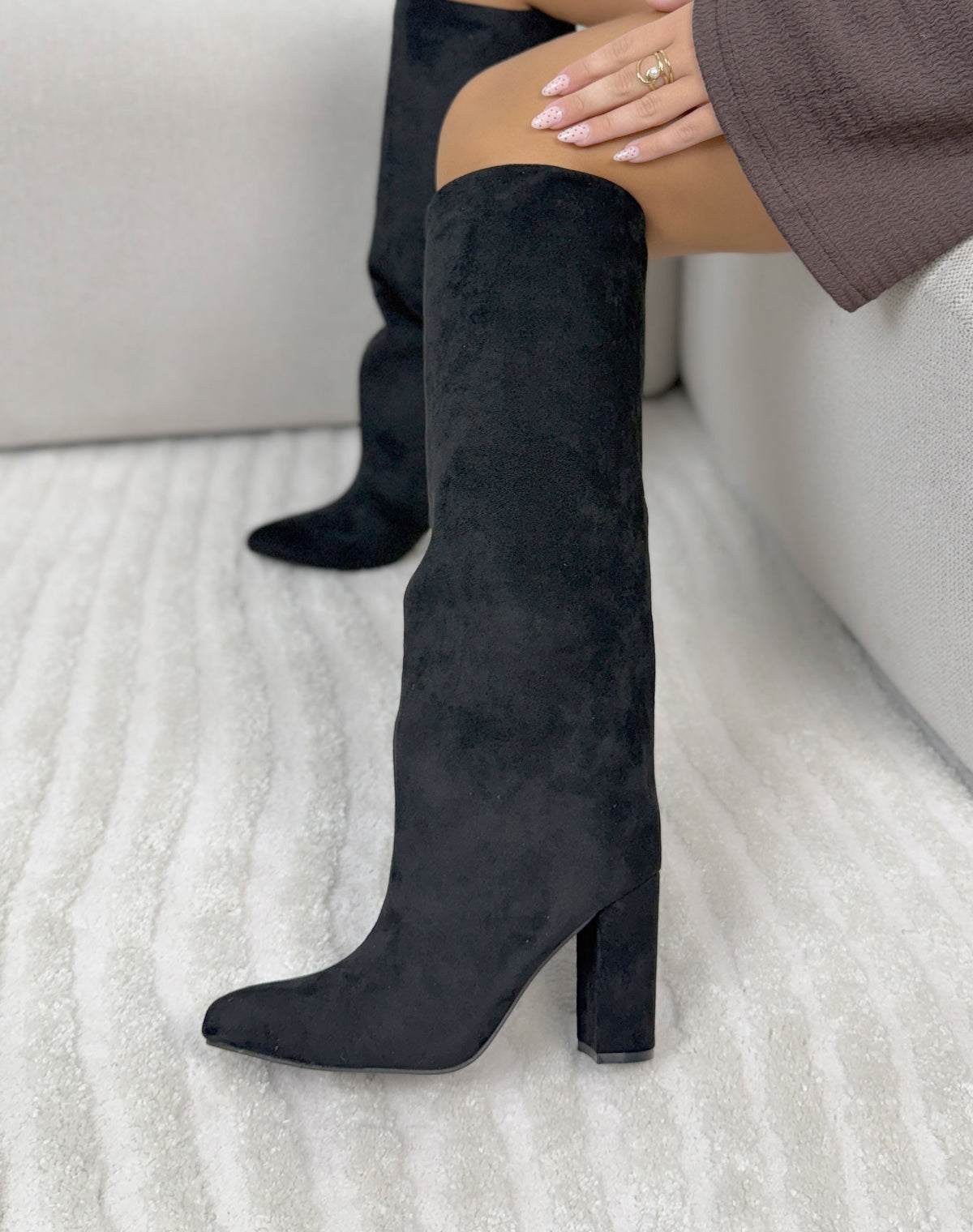 Bottes femme noires élégantes en suédine à bout pointu et talon haut épais