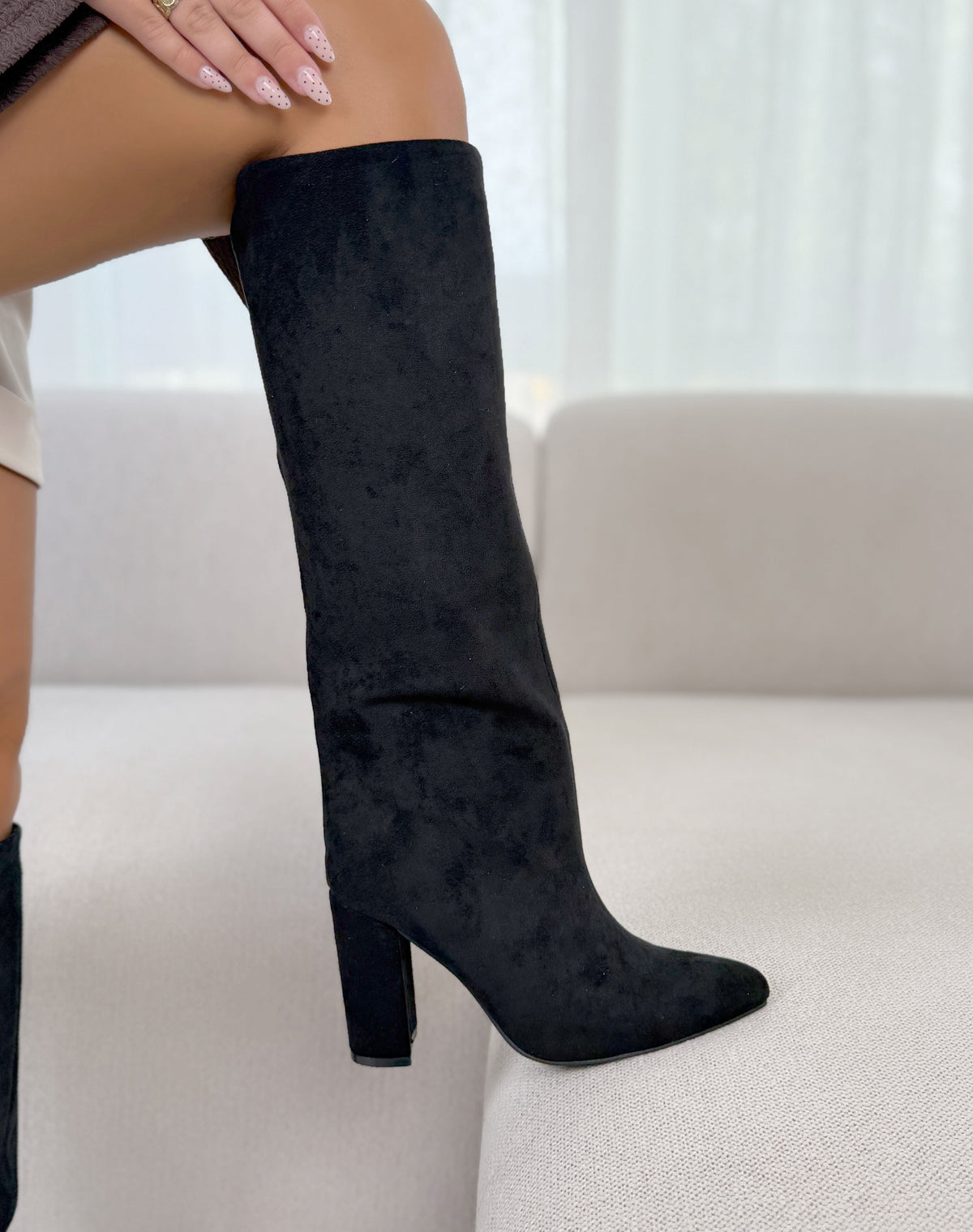 Bottes femme noires élégantes en suédine à bout pointu et talon haut épais