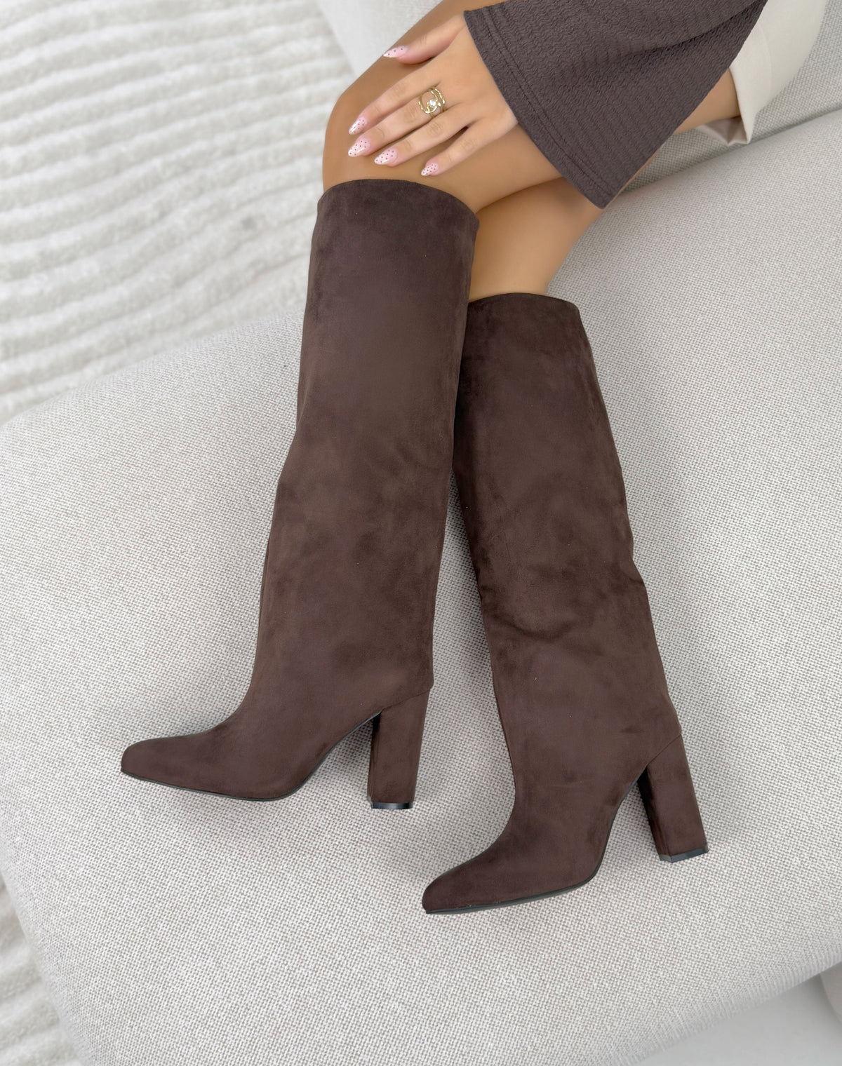 Bottes femme marron élégantes en suédine à bout pointu et talon haut épais