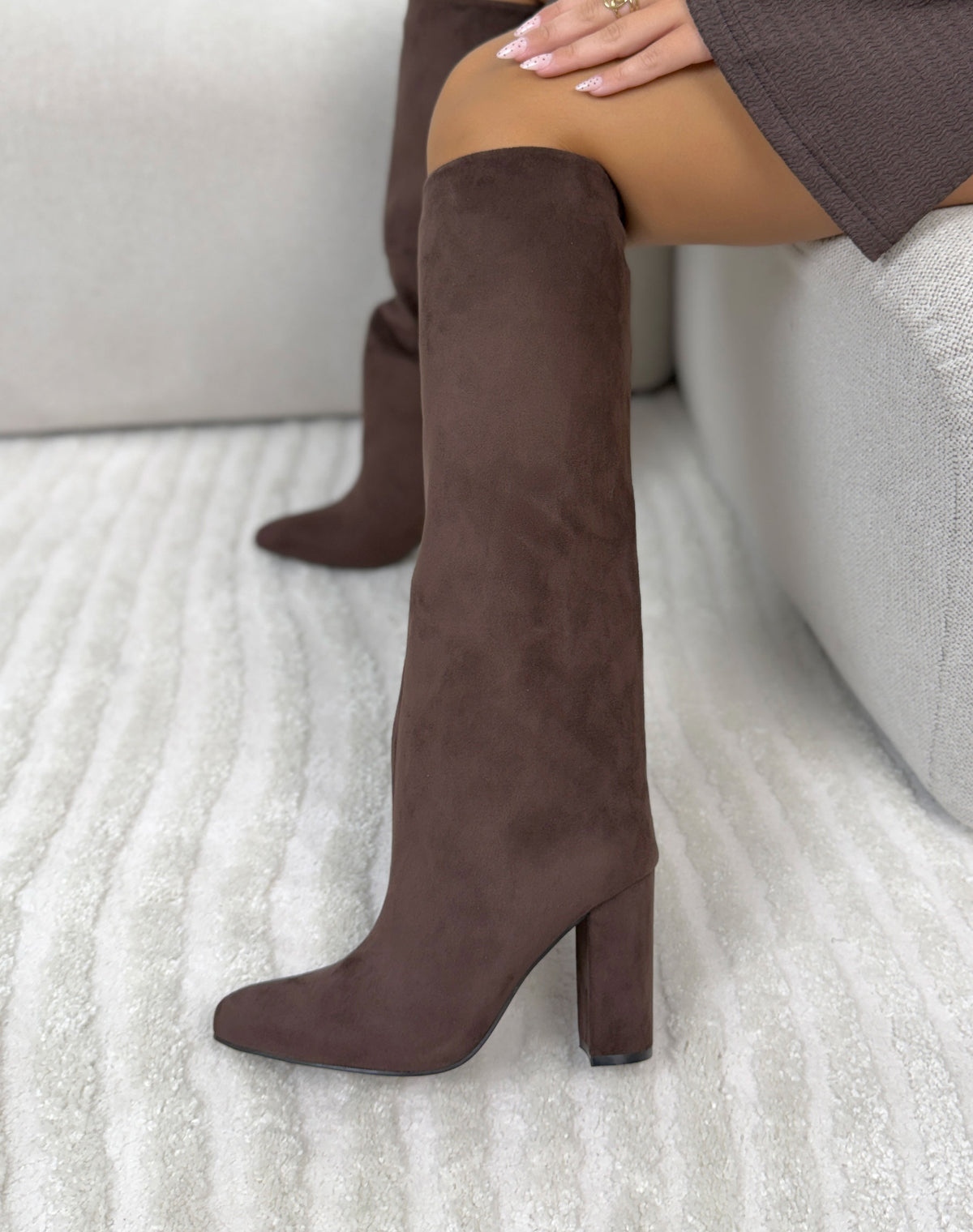 Bottes femme marron élégantes en suédine à bout pointu et talon haut épais