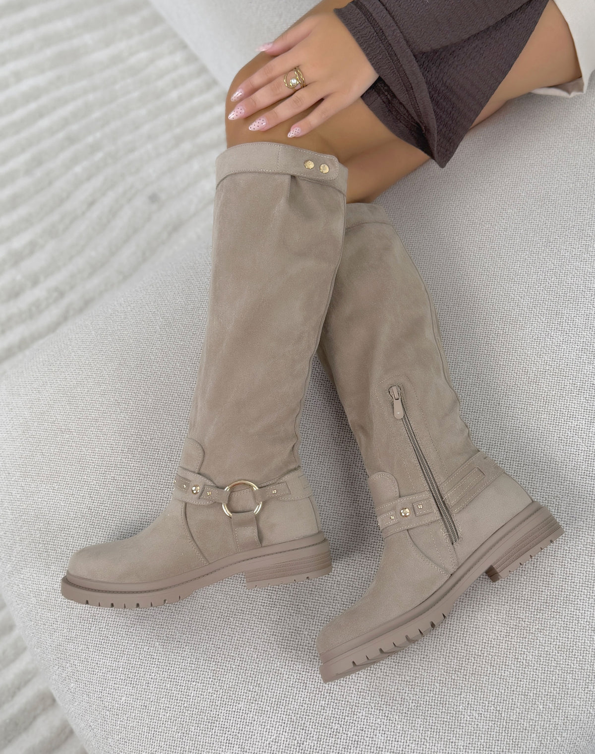 Bottes femme beige tendance en suédine à sangle dorée