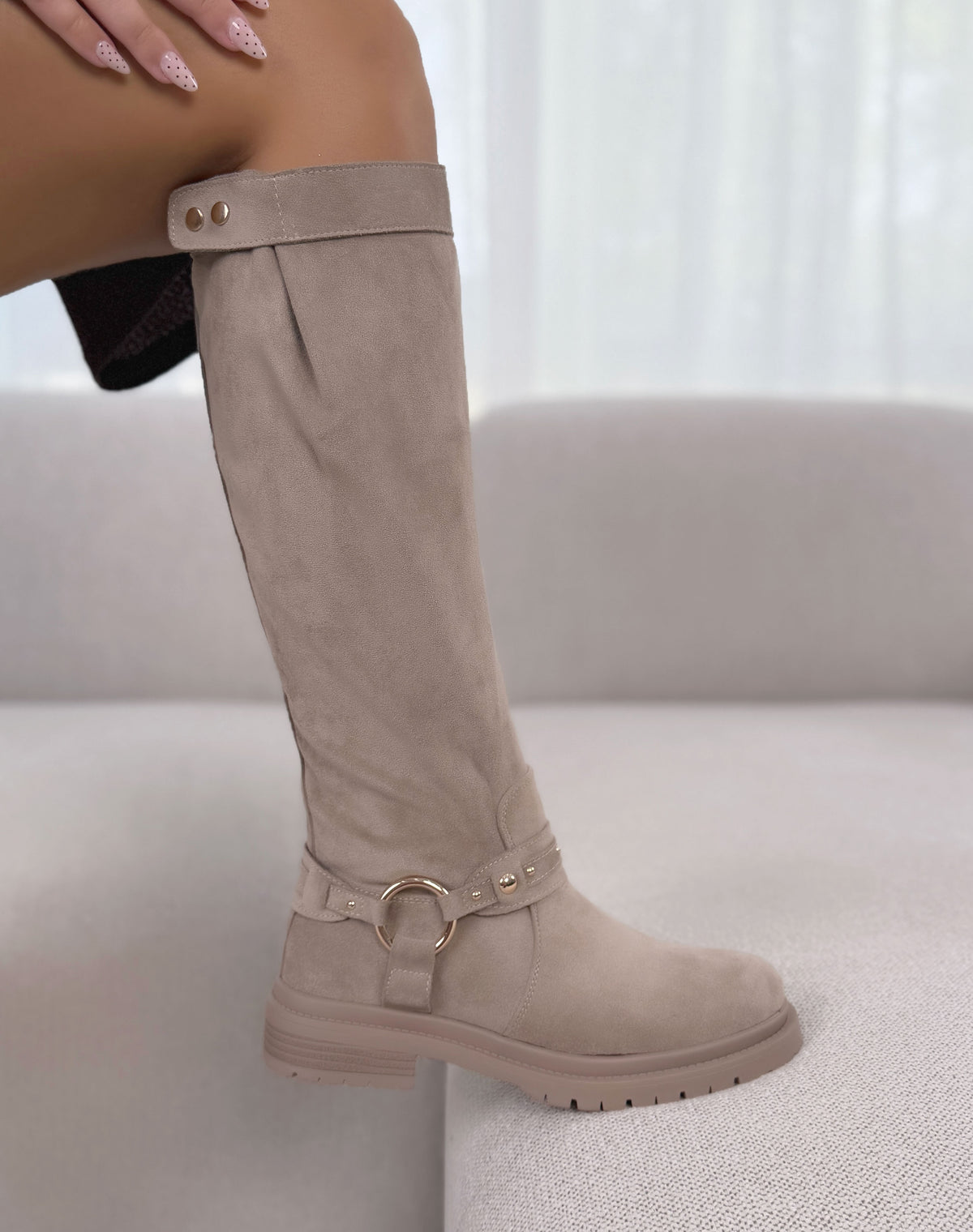 Bottes femme beige tendance en suédine à sangle dorée