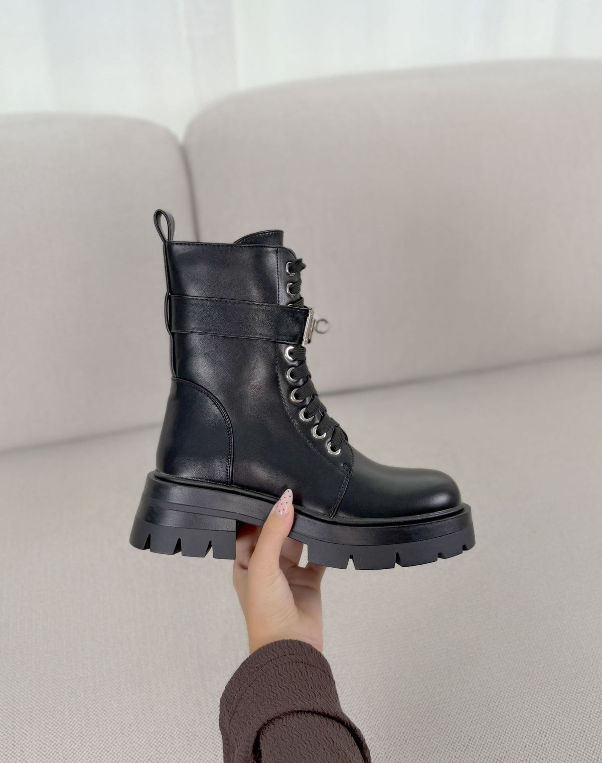 Bottines femme noires tendance à lacets avec sangles et semelle crantée