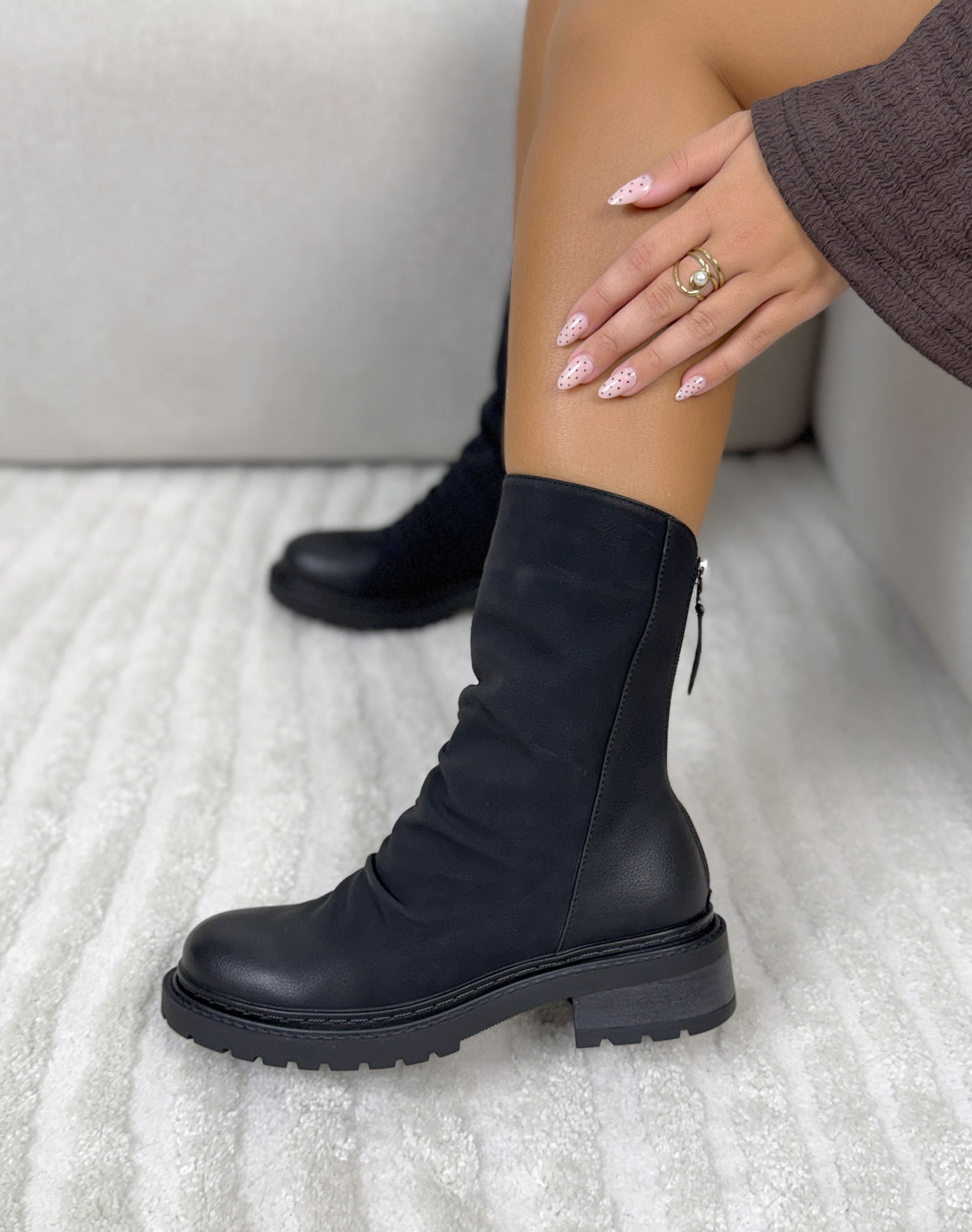 Bottes femme noires tendance effet vieilli avec zip arrière et semelle crantée