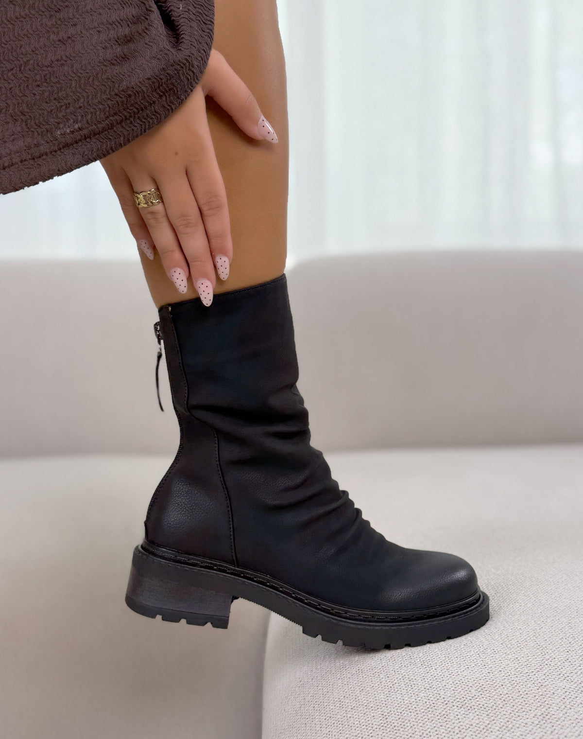 Bottes femme noires tendance effet vieilli avec zip arrière et semelle crantée