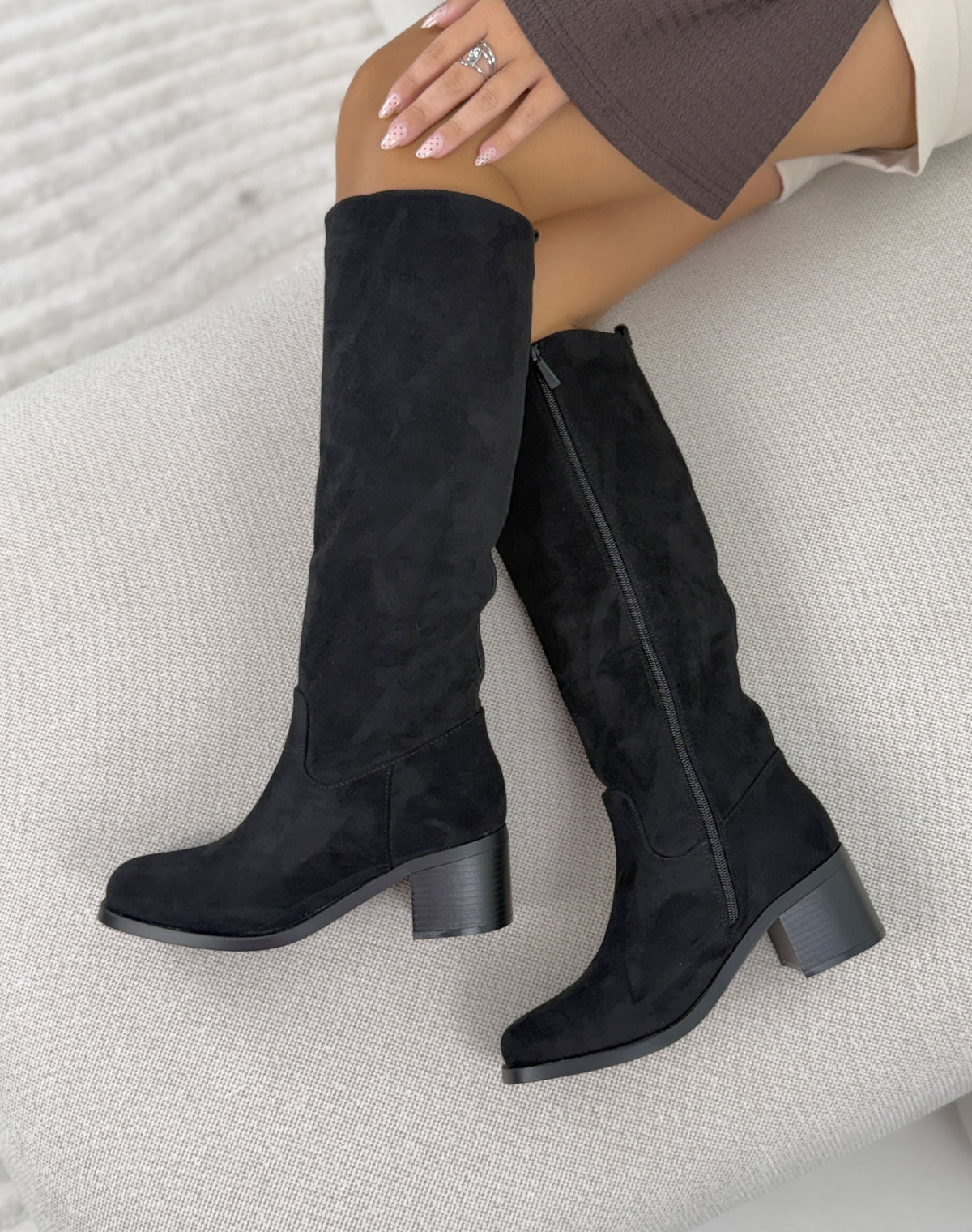 Bottes femme noires élégantes en suédine à talon épais moyen