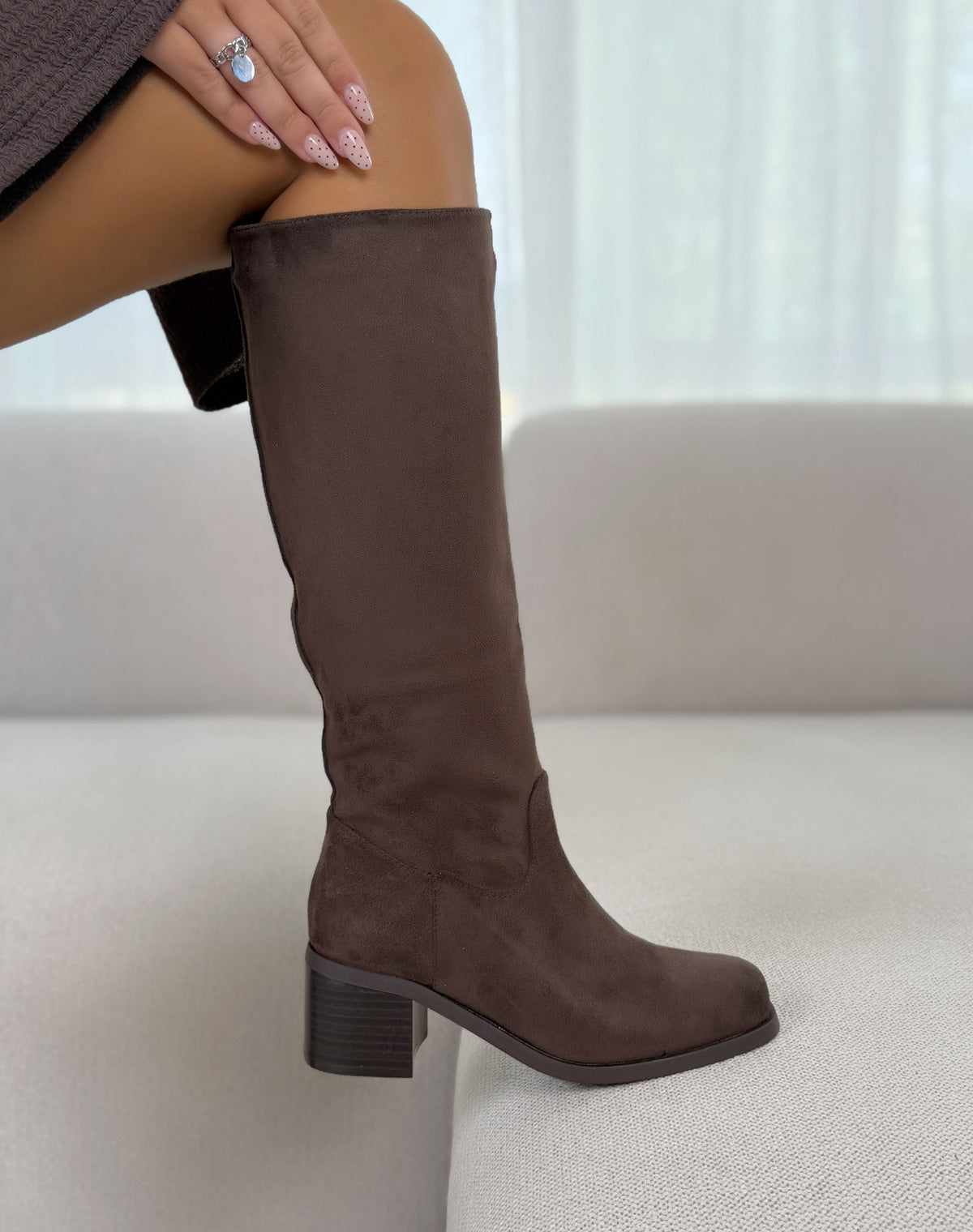 Bottes femme marron élégantes en suédine à talon épais moyen
