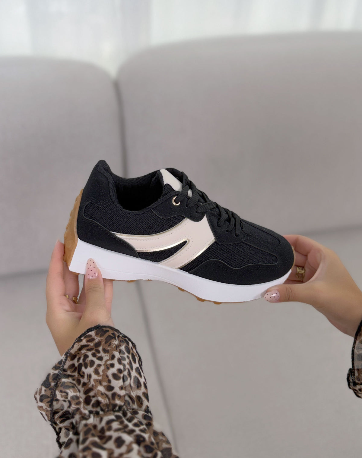 Baskets femme noires tendance à bandes blanches dorées et plateforme épaisse