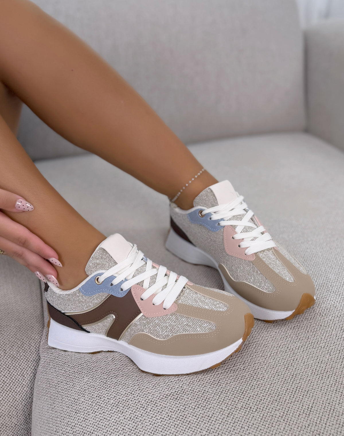 Baskets femme beige foncé tendance à empiècements multicolores et plateforme épaisse blanche