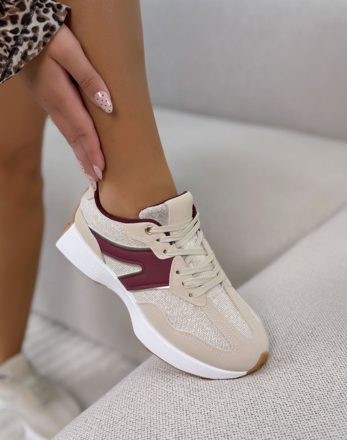 Baskets femme beige tendance à bandes bordeaux et plateforme épaisse blanche