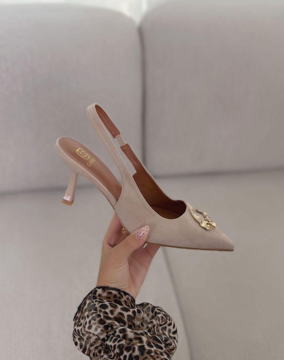 Escarpins femme beige élégants en suédine à bout pointu et détail doré