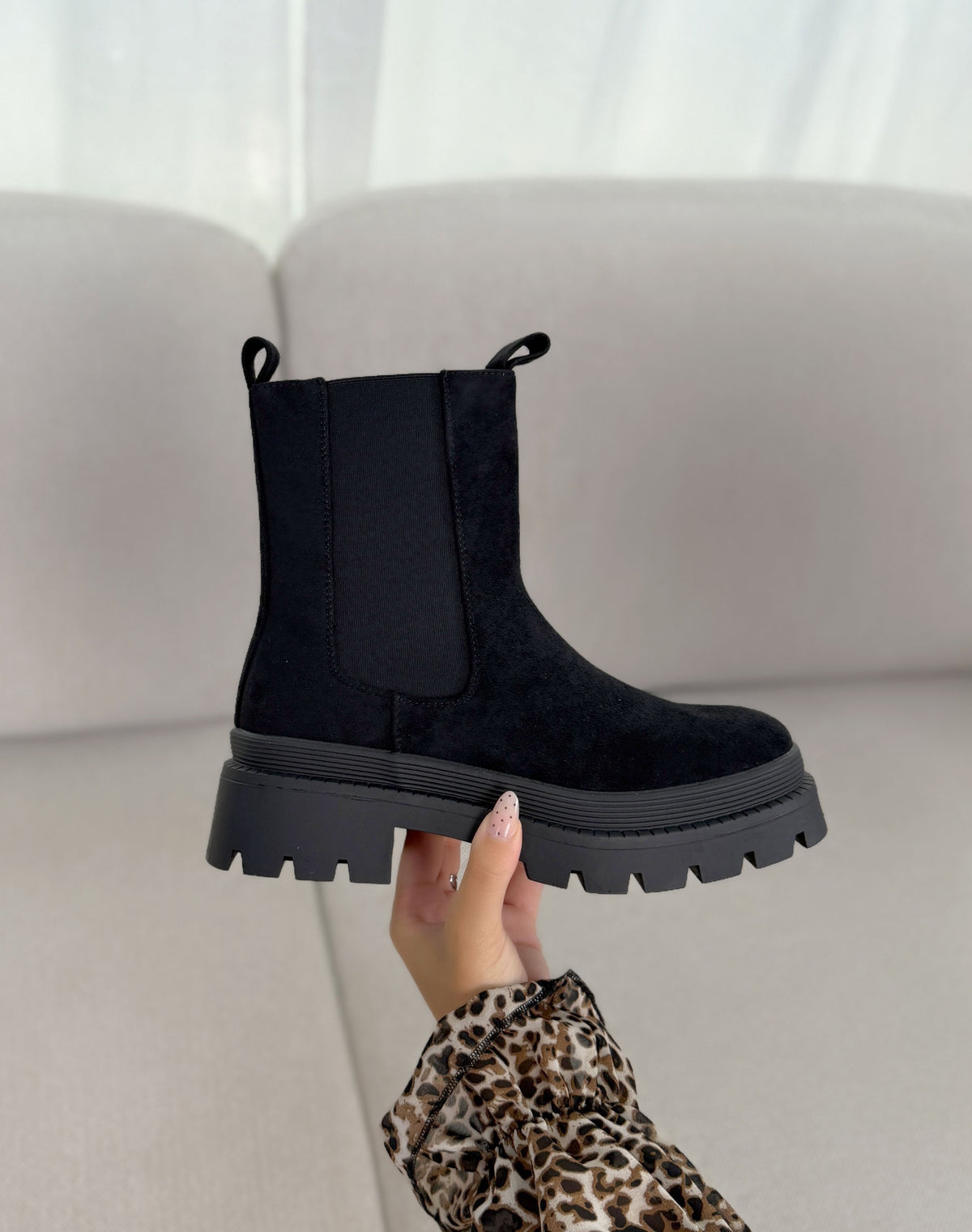 Bottines femme noires tendance en suédine style Chelsea à semelle crantée et talon épais