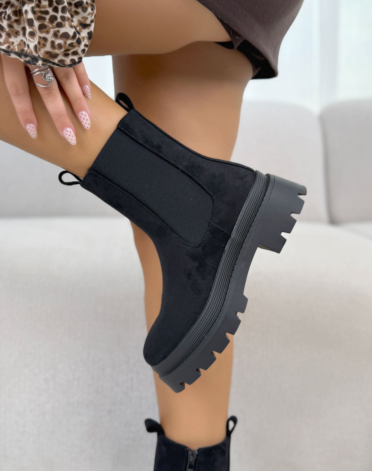 Bottines femme noires tendance en suédine style Chelsea à semelle crantée et talon épais