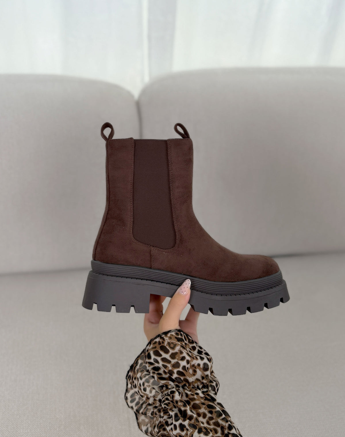 Bottines femme marron tendance en suédine style Chelsea à semelle crantée et talon épais