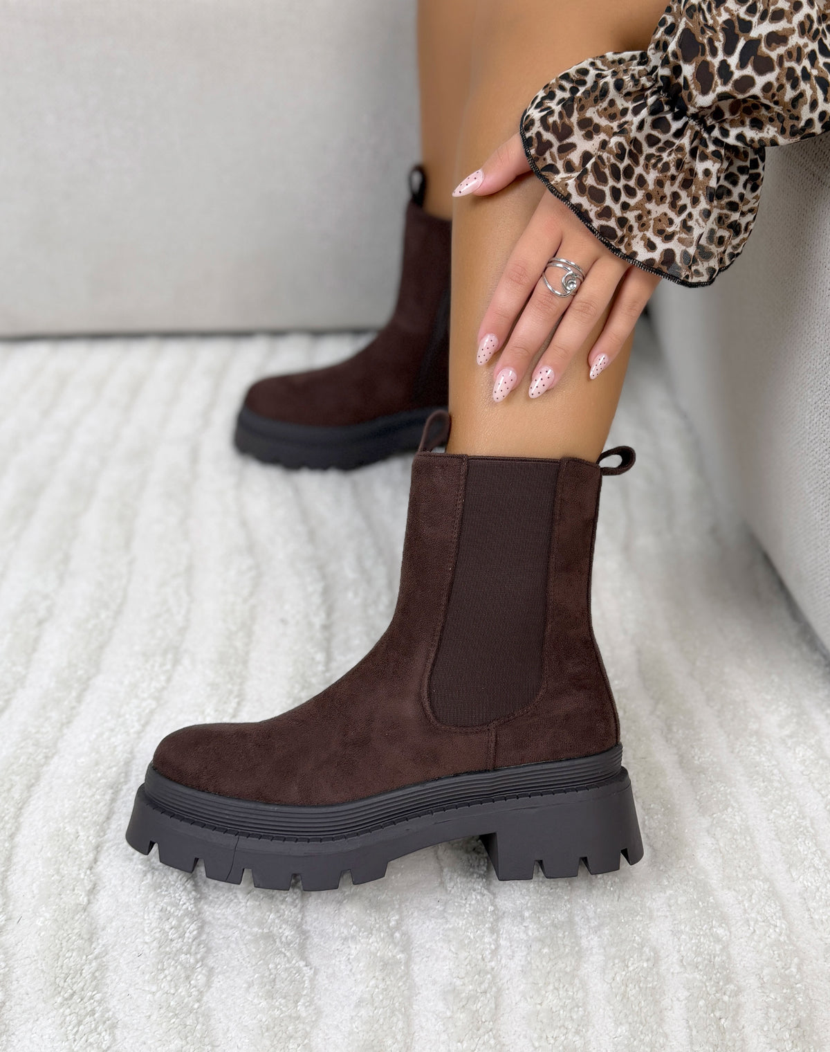 Bottines femme marron tendance en suédine style Chelsea à semelle crantée et talon épais