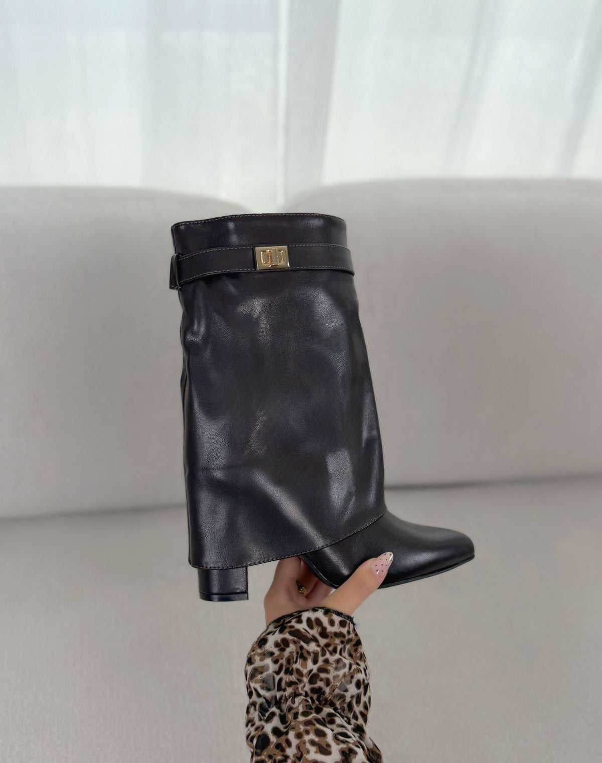 Bottines femme marron élégantes à revers, boucle dorée et talon haut épais