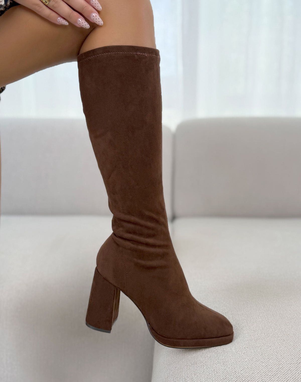 Bottes femme marron élégantes en suédine effet chaussette à talon haut épais