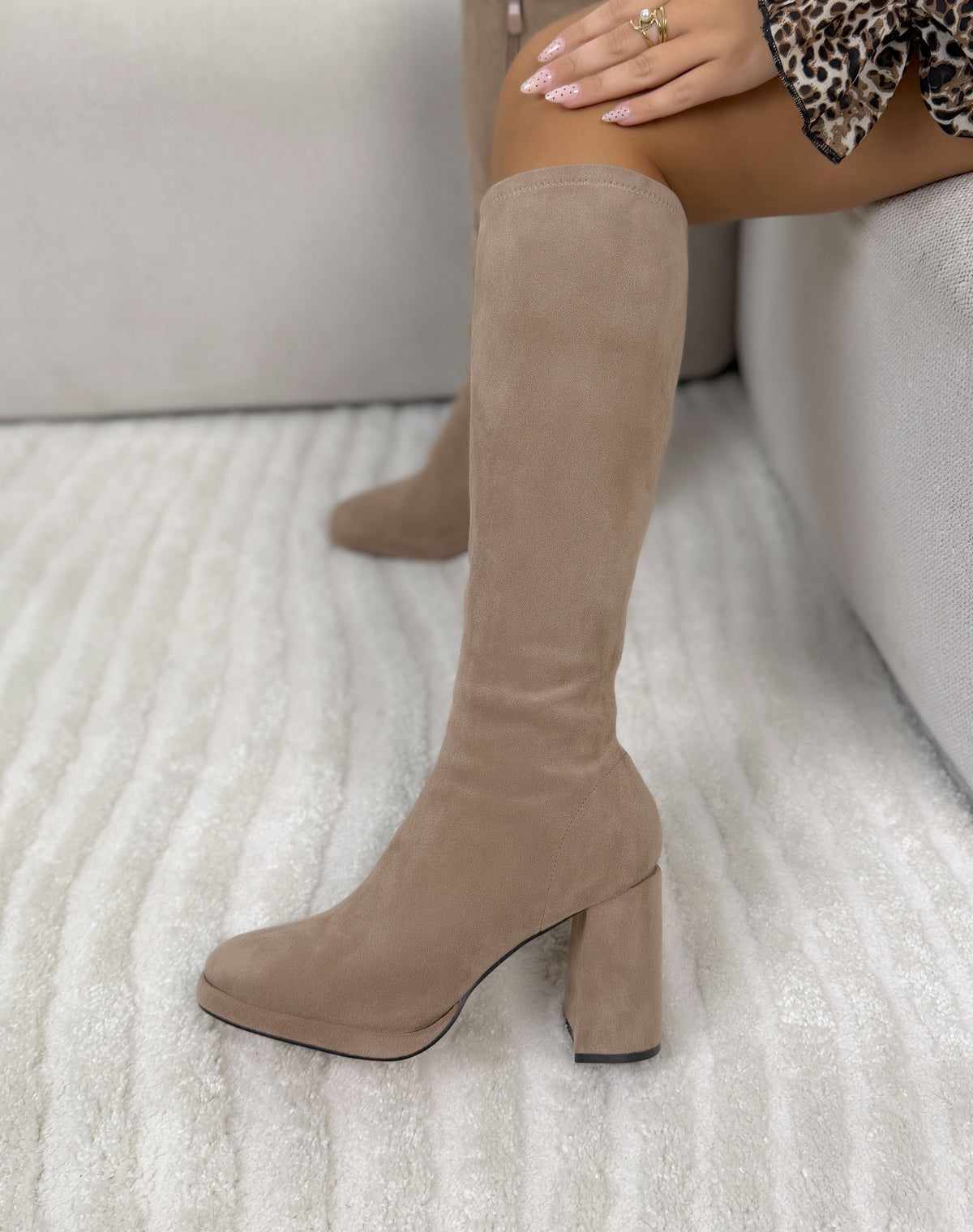 Bottes femme beige élégantes en suédine effet chaussette à talon haut épais