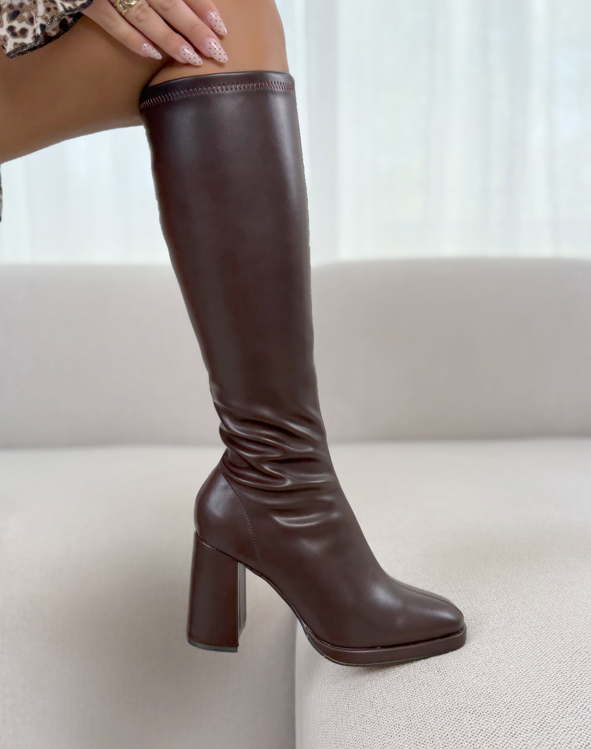 Bottes femme marron élégantes effet chaussette à talon haut épais et bout arrondi