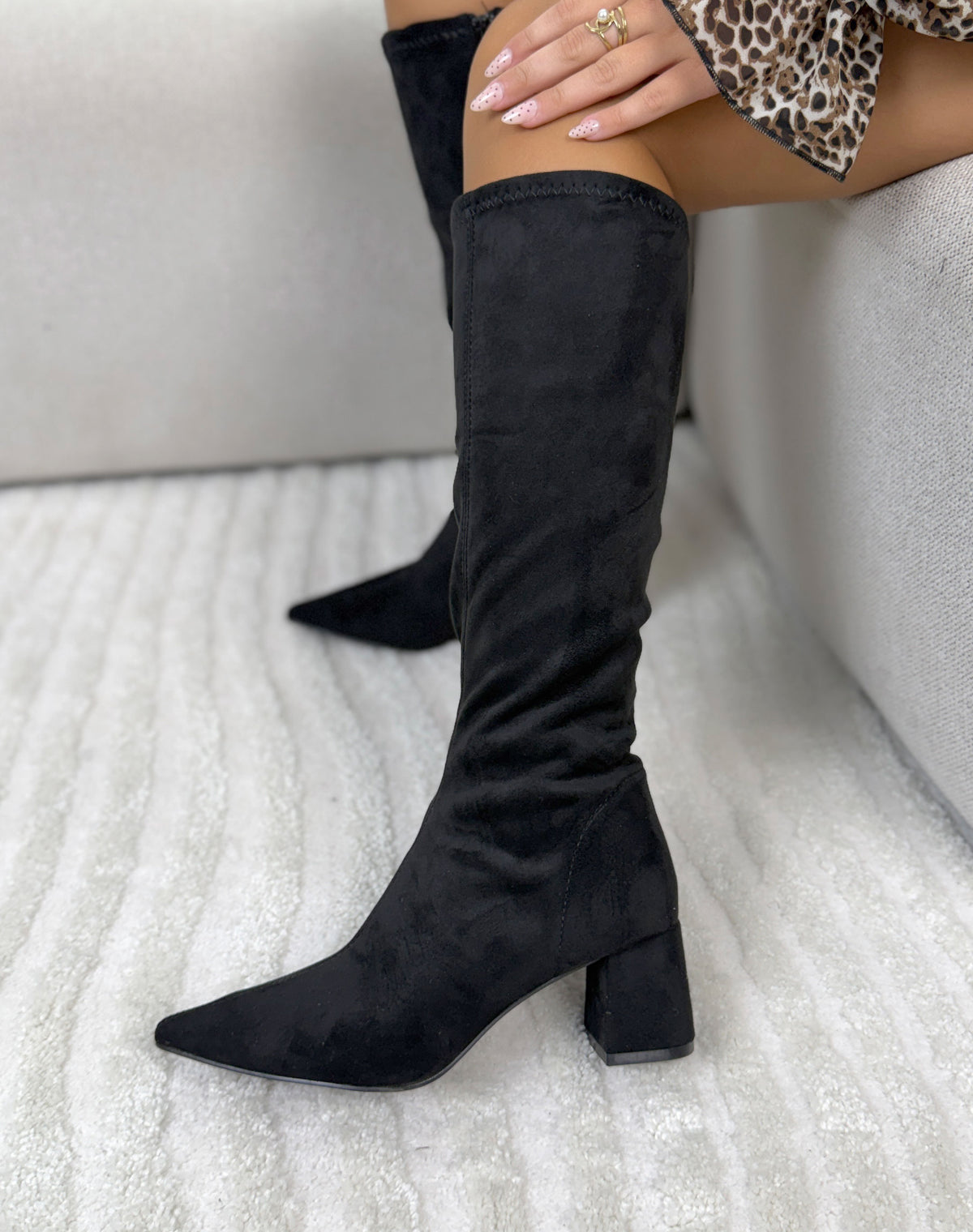 Bottes femme noires élégantes en suédine à bout pointu et petit talon épais