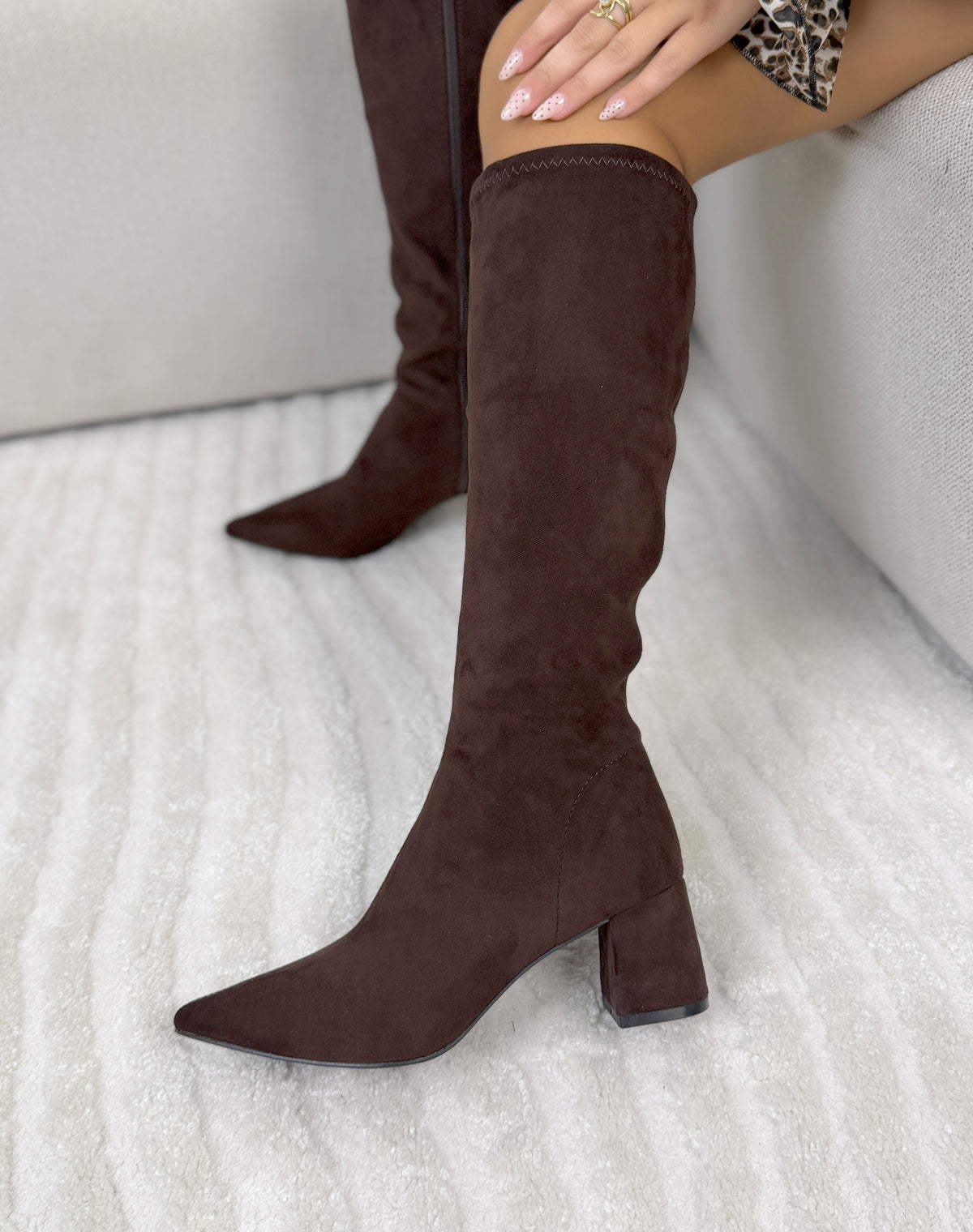 Bottes femme marron élégantes en suédine à bout pointu et petit talon épais