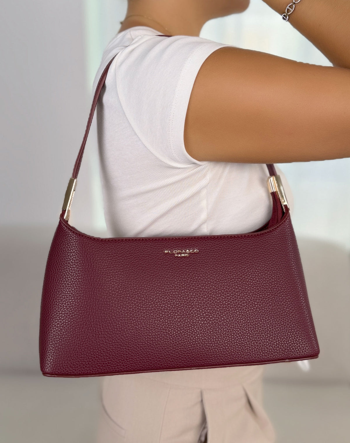 Sac à main femme bordeaux élégant forme trapèze effet grainé et détails dorés