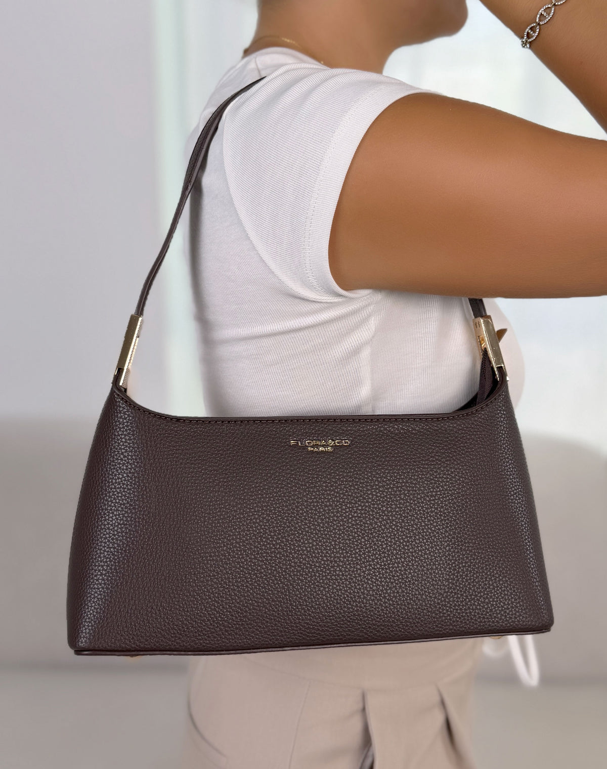 Sac à main femme marron élégant forme trapèze effet grainé et détails dorés