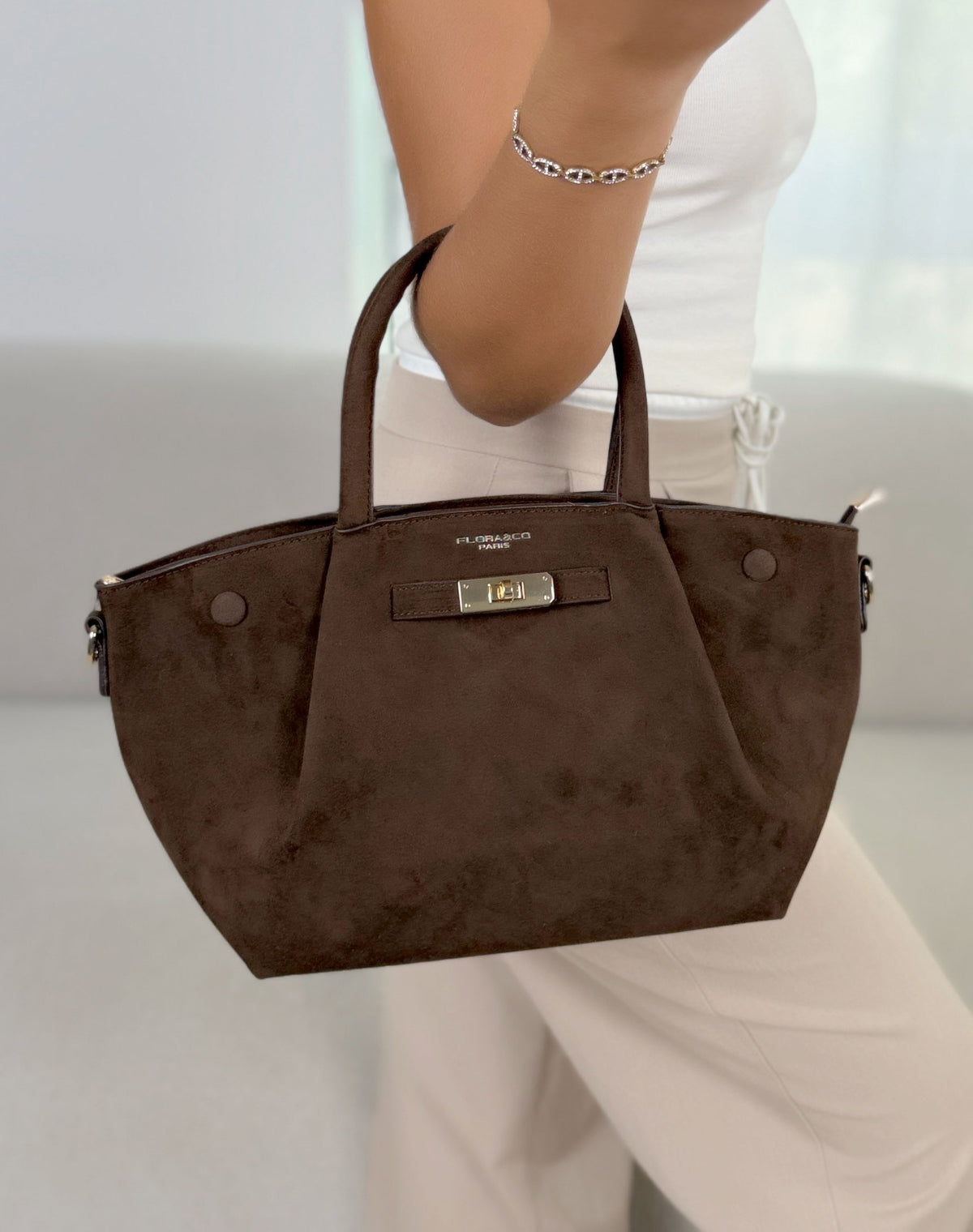 Sac à main femme marron élégant en suédine forme trapèze à détail doré