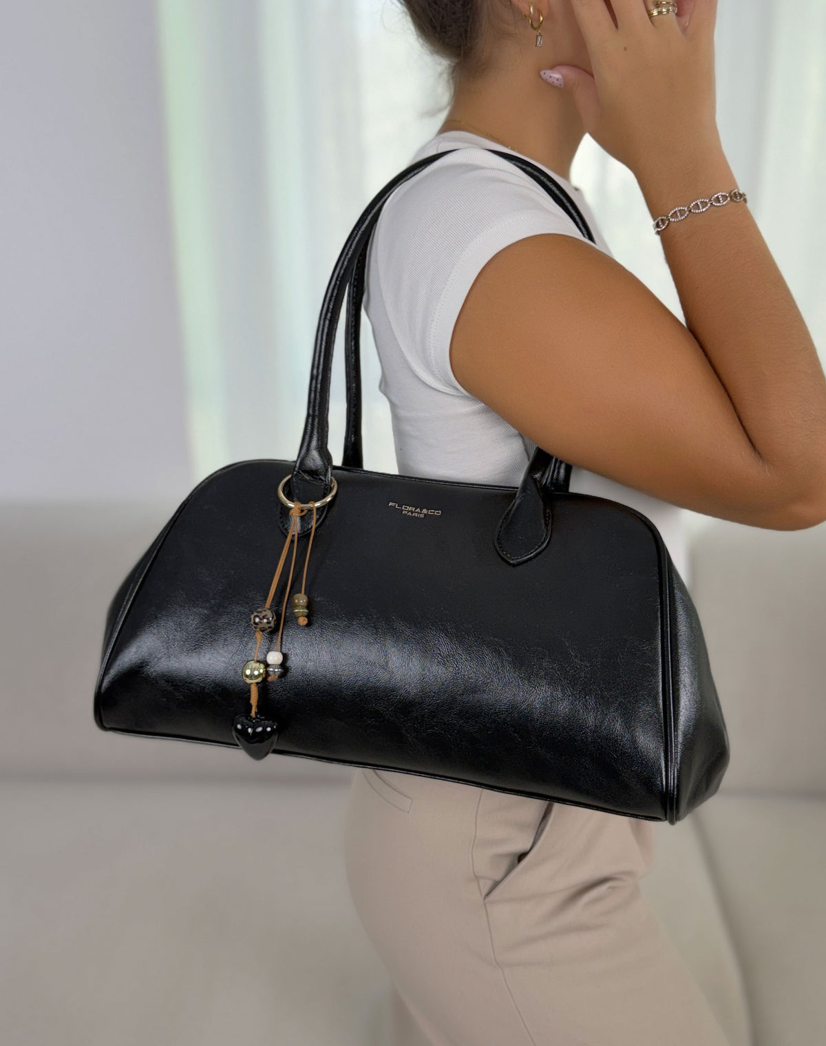 Sac à main femme noir élégant format moyen avec bijou cœur
